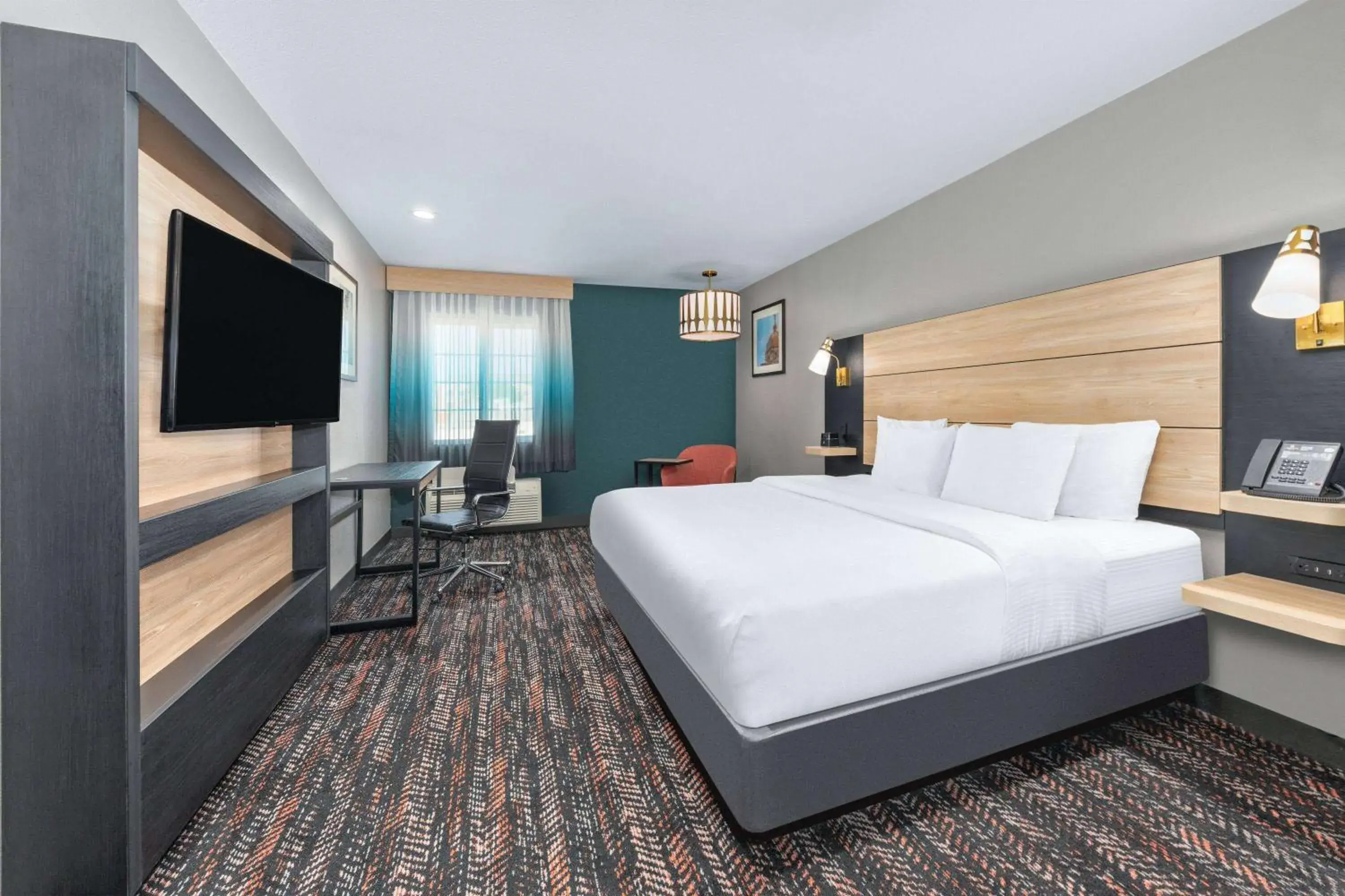 Photo of the whole room, Bed in La Quinta by Wyndham Woodway - Waco South Photo of the whole room, Bed in La Quinta by Wyndham Woodway - Waco South