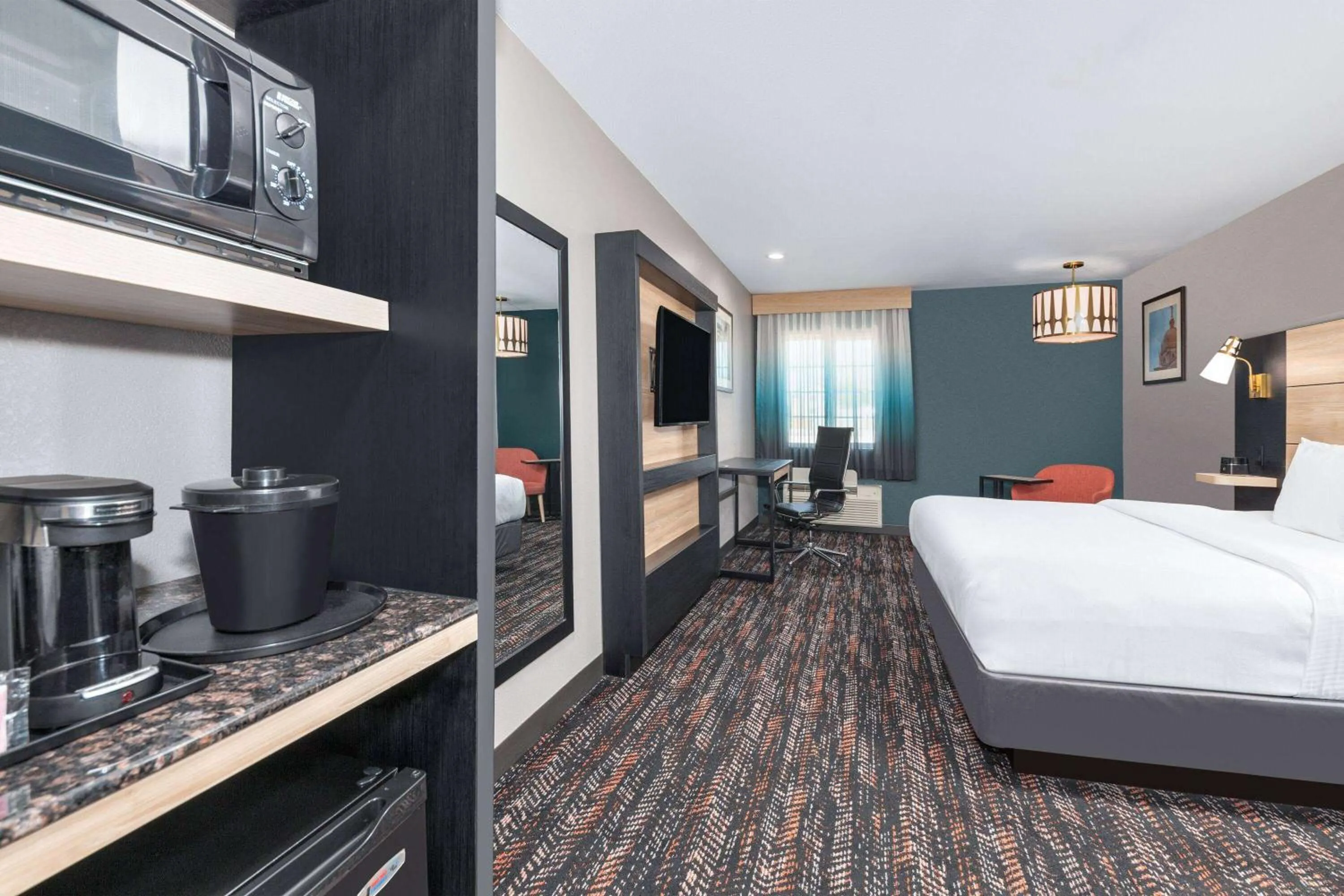 Photo of the whole room, Bed in La Quinta by Wyndham Woodway - Waco South