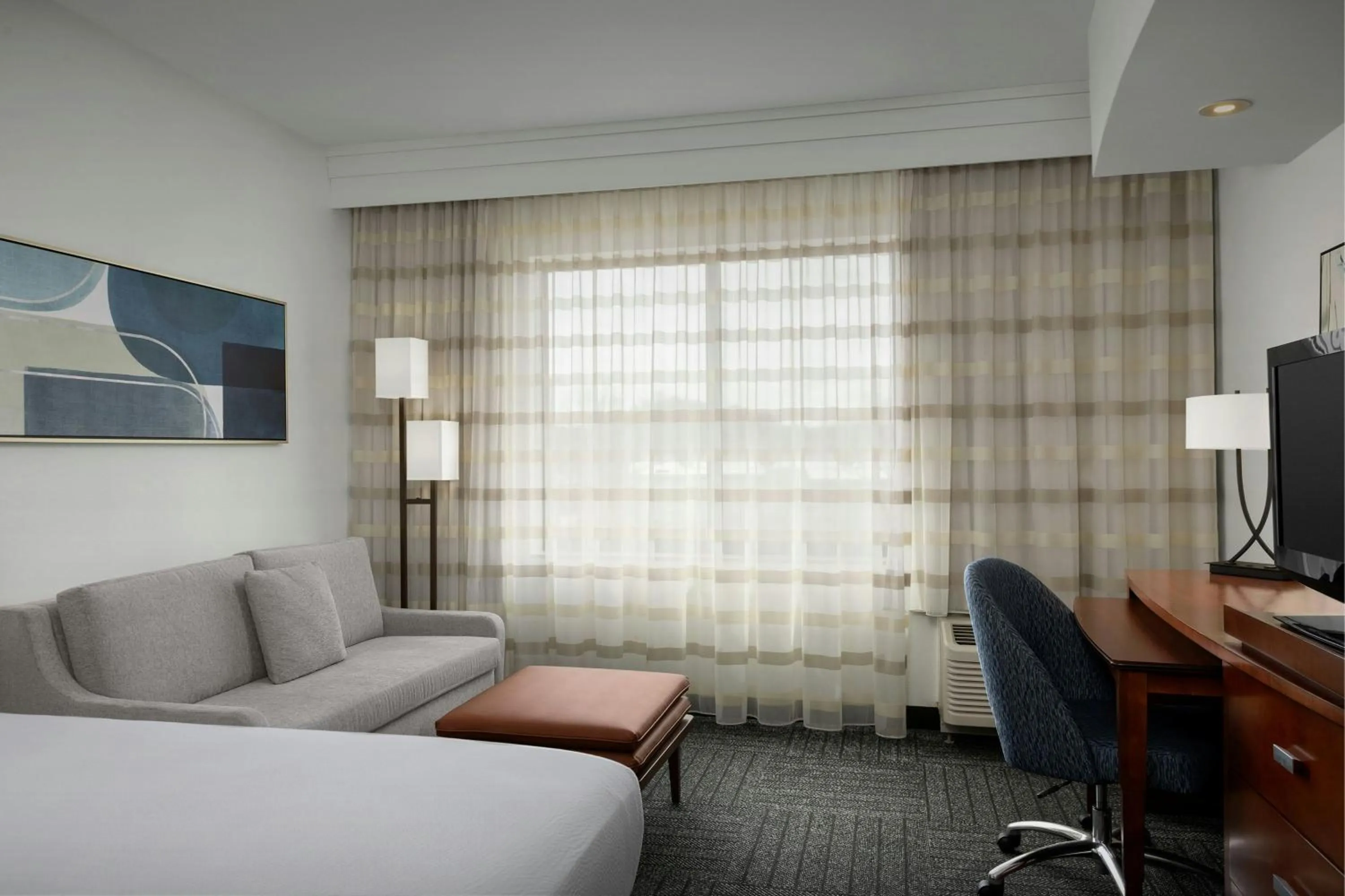 Photo of the whole room in Courtyard by Marriott Salisbury