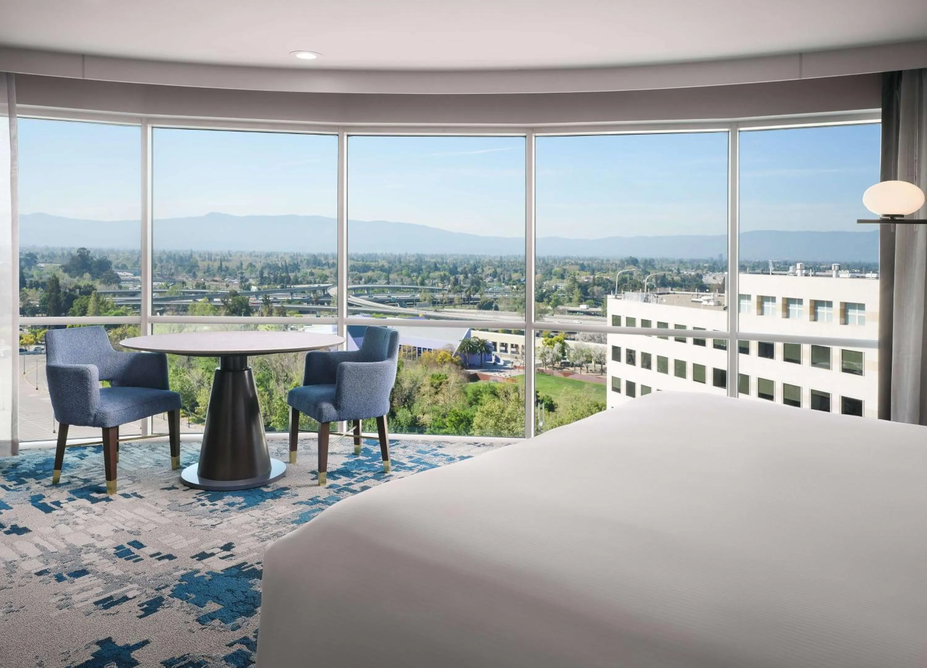 Living room, Bed in Hilton San Jose