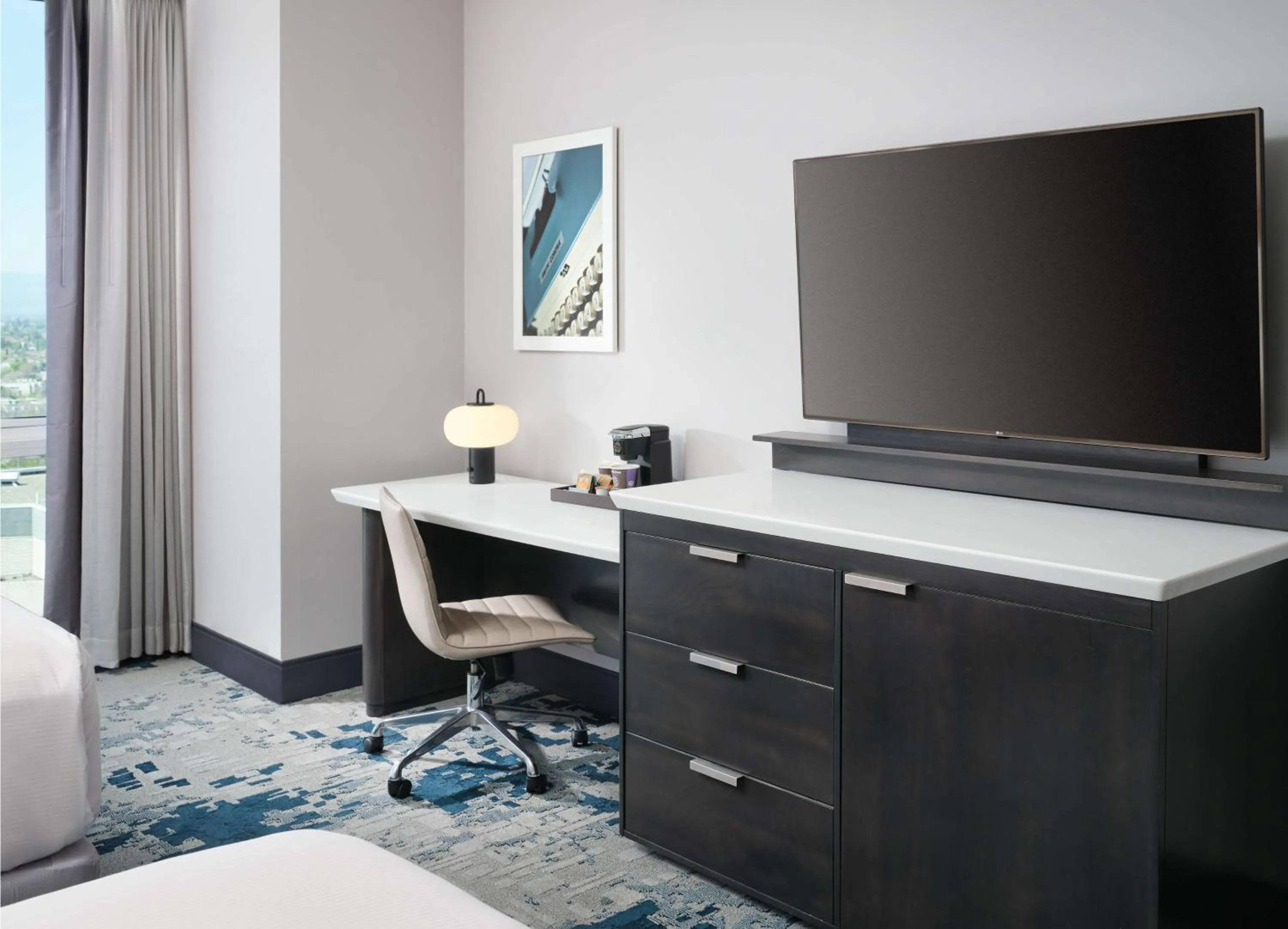 Property building, Bed in Hilton San Jose