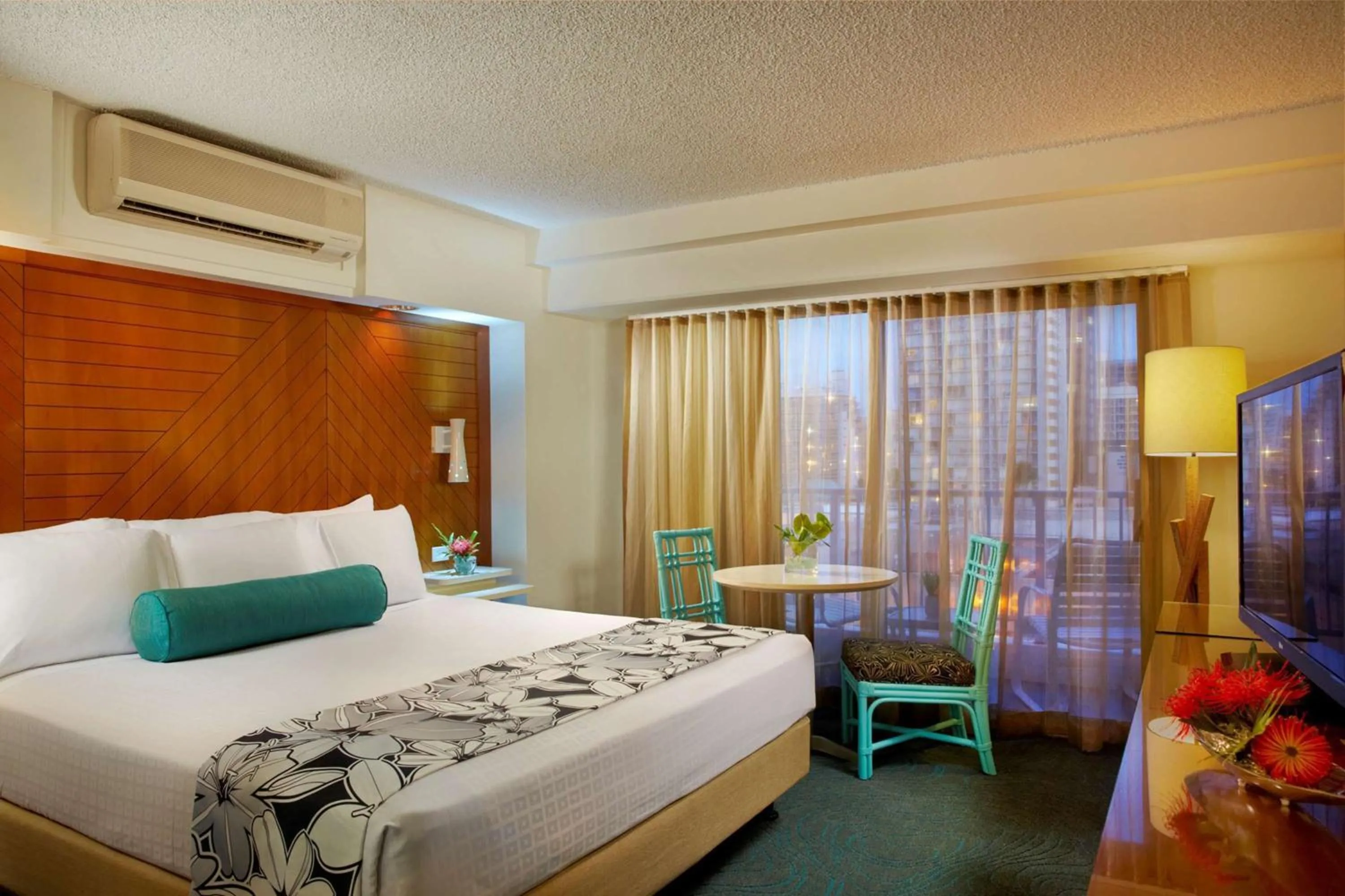 Bed in Oasis Hotel Waikiki