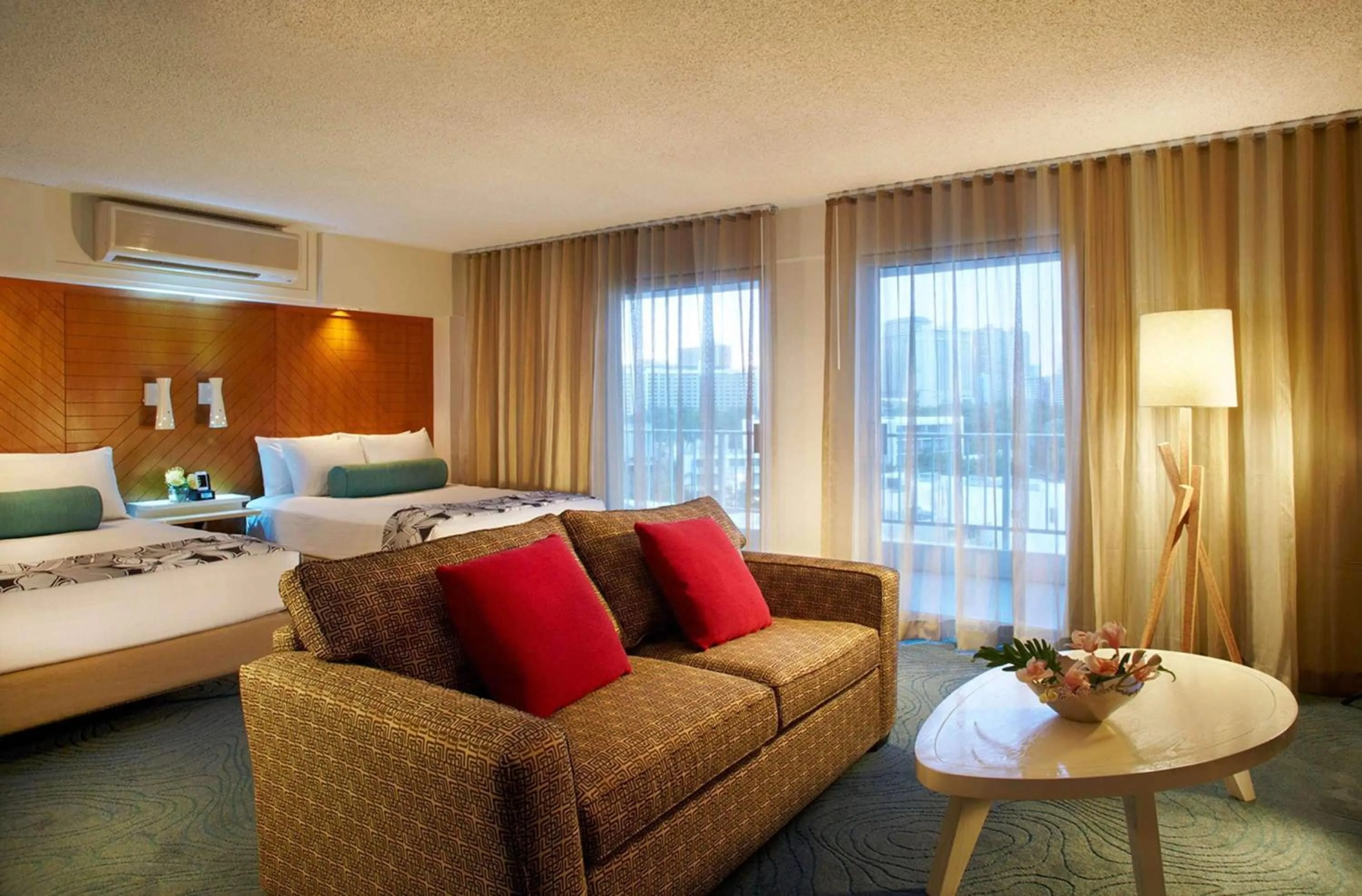 Bed in Oasis Hotel Waikiki