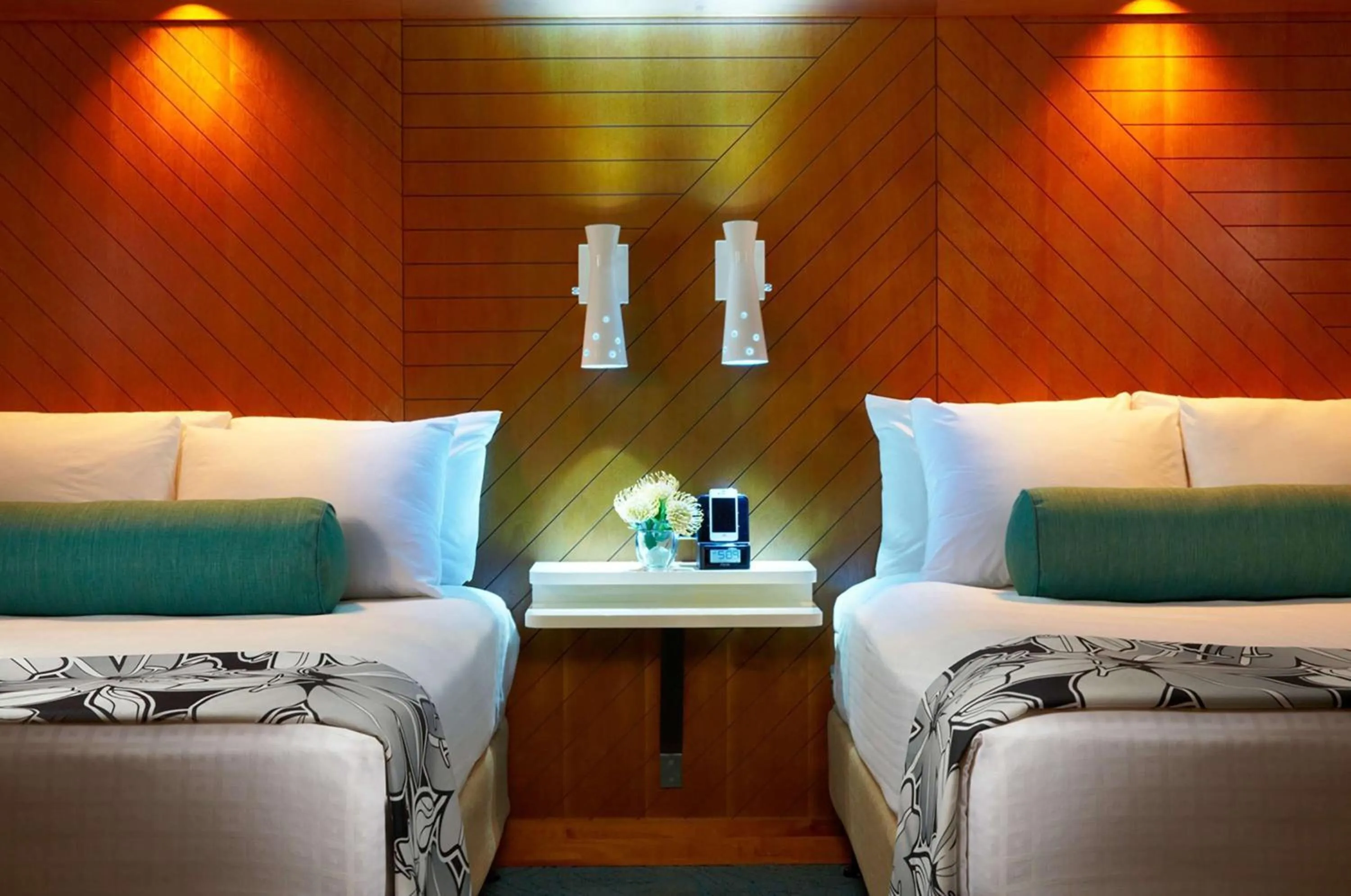 Bed in Oasis Hotel Waikiki