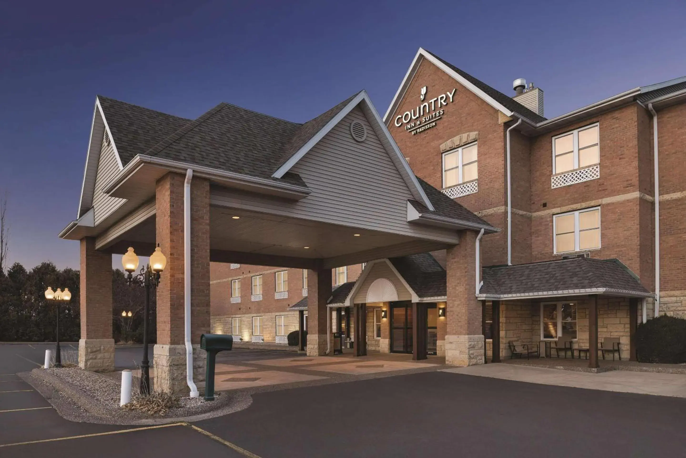 Property building in Country Inn & Suites by Radisson, Galena, IL Property building in Country Inn & Suites by Radisson, Galena, IL