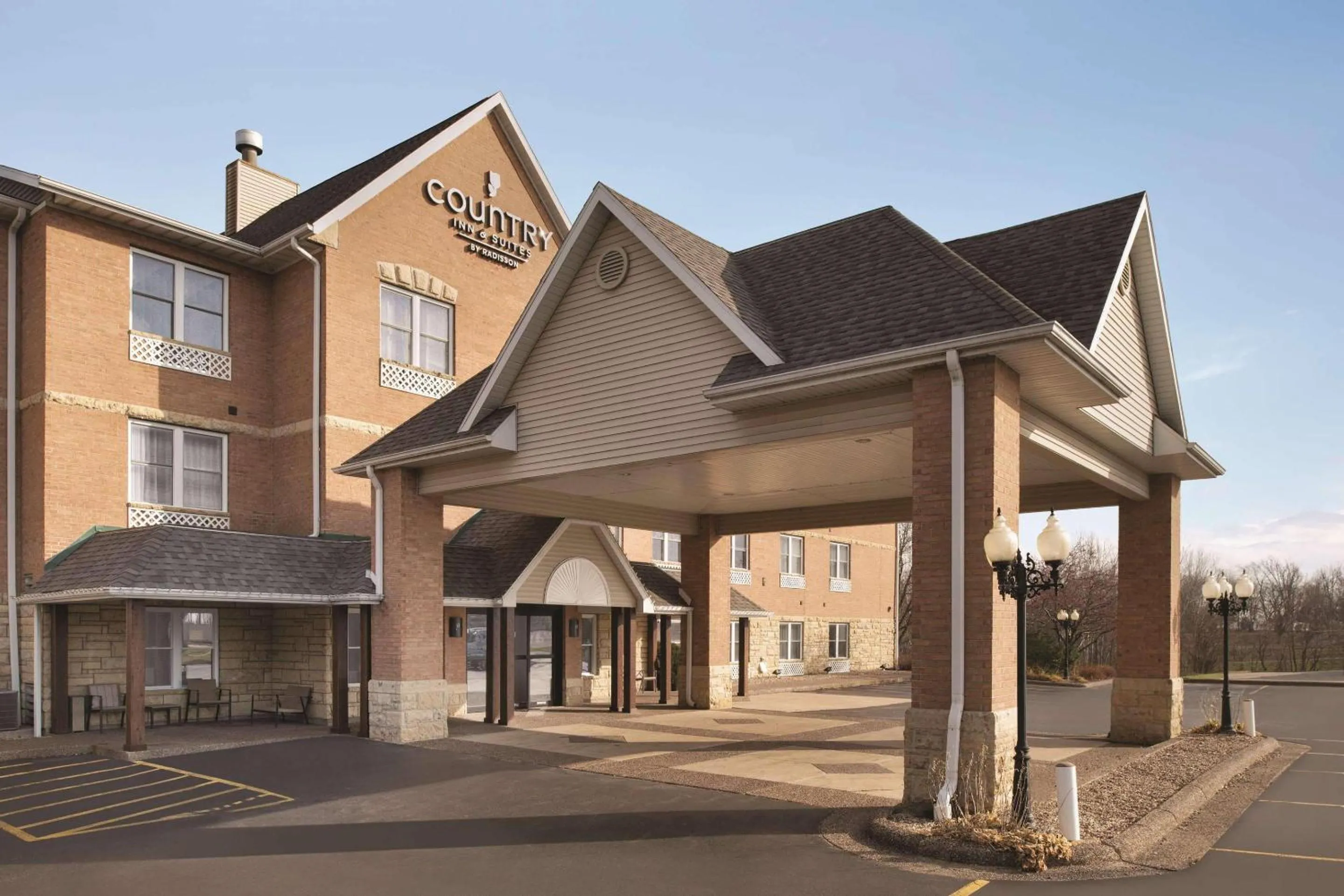Property building in Country Inn & Suites by Radisson, Galena, IL