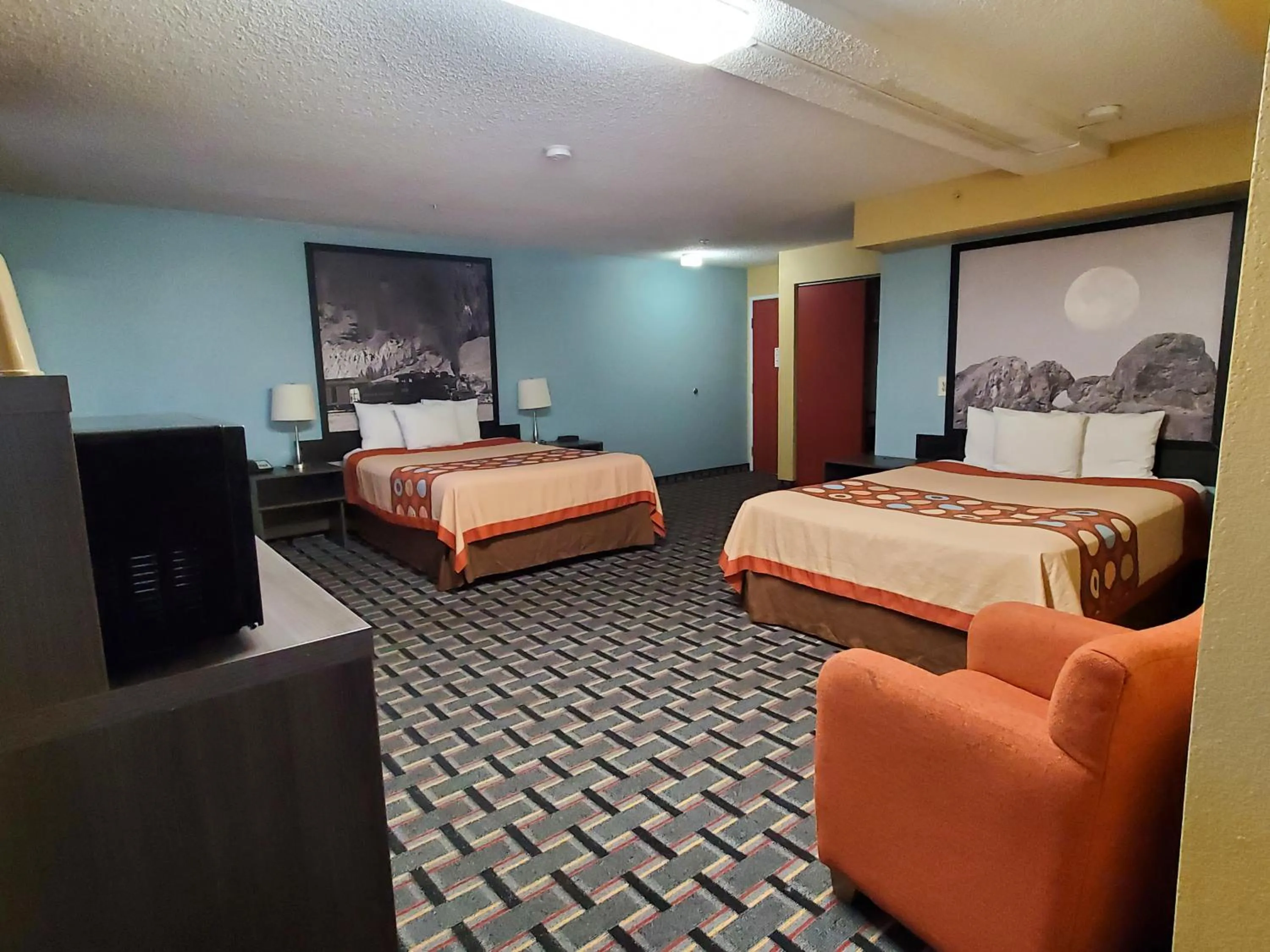 Photo of the whole room, Bed in Super 8 by Wyndham Henderson North East Denver