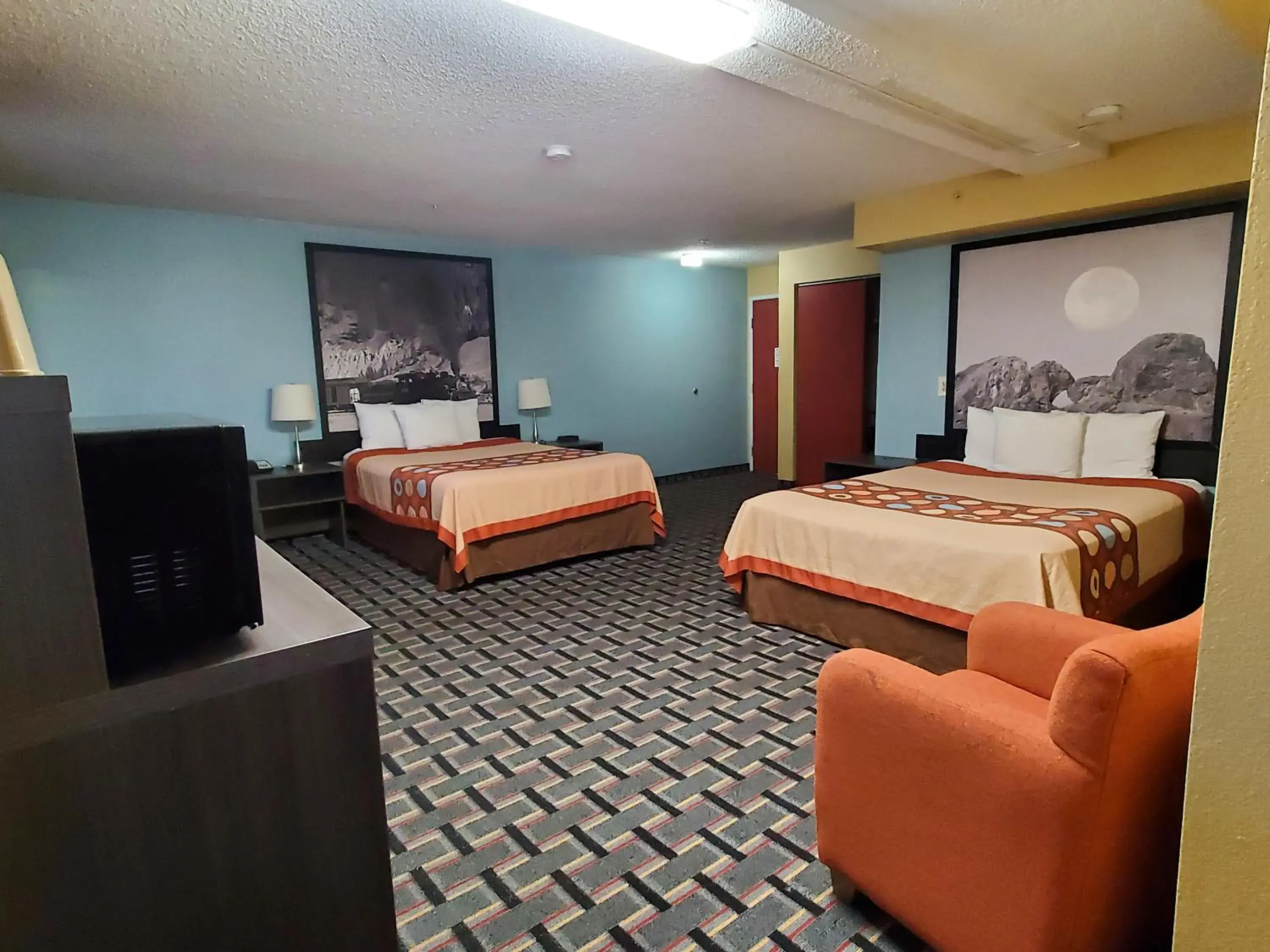 Photo of the whole room in Super 8 by Wyndham Henderson North East Denver