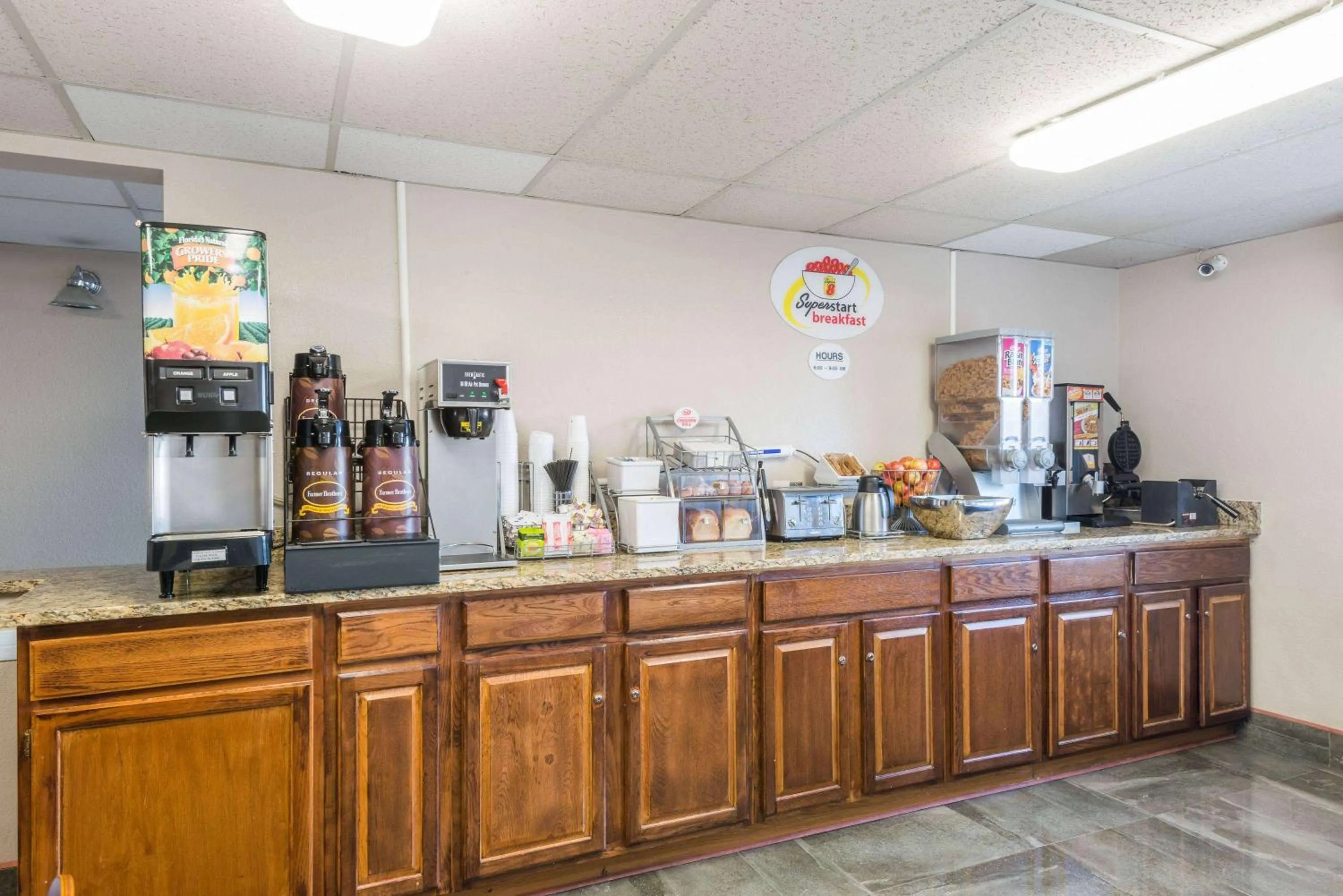 Restaurant/places to eat in Super 8 by Wyndham Henderson North East Denver