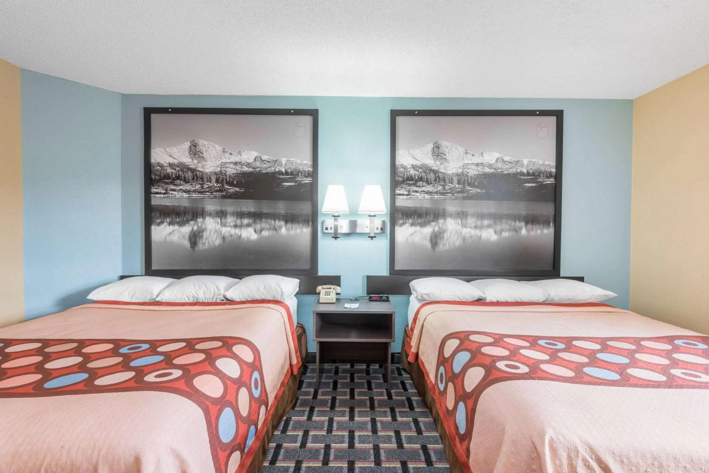 Photo of the whole room in Super 8 by Wyndham Henderson North East Denver