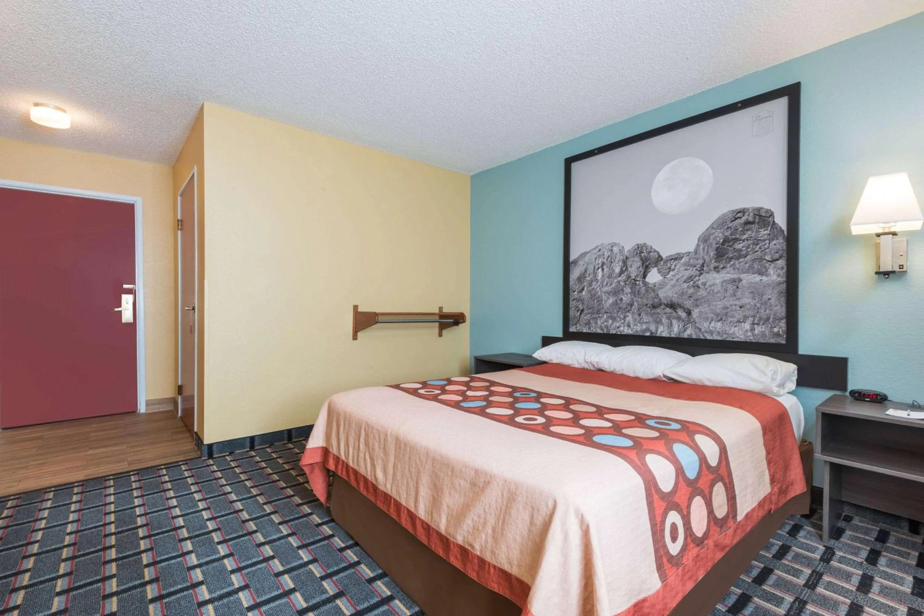 Photo of the whole room in Super 8 by Wyndham Henderson North East Denver