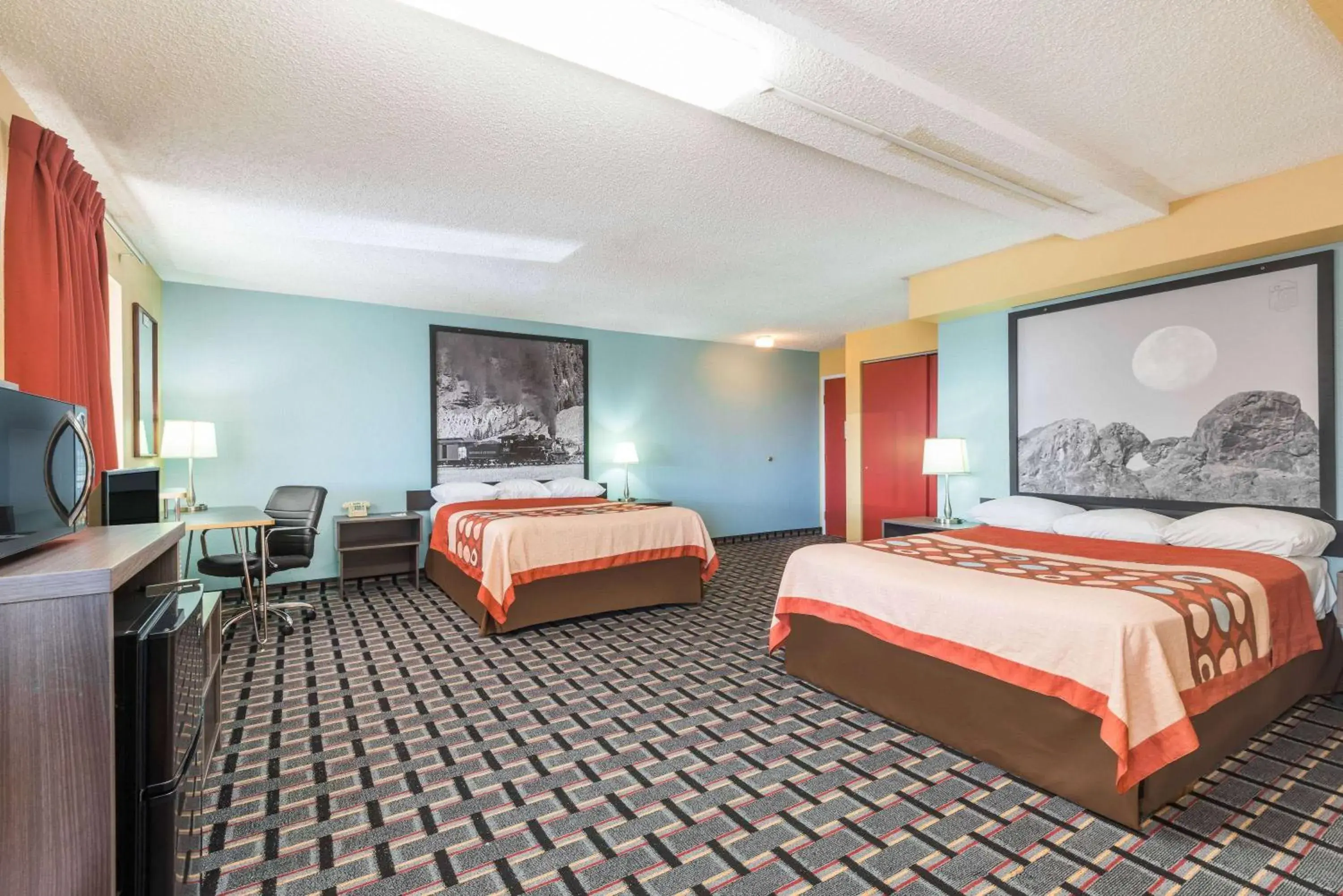 Photo of the whole room, Bed in Super 8 by Wyndham Henderson North East Denver