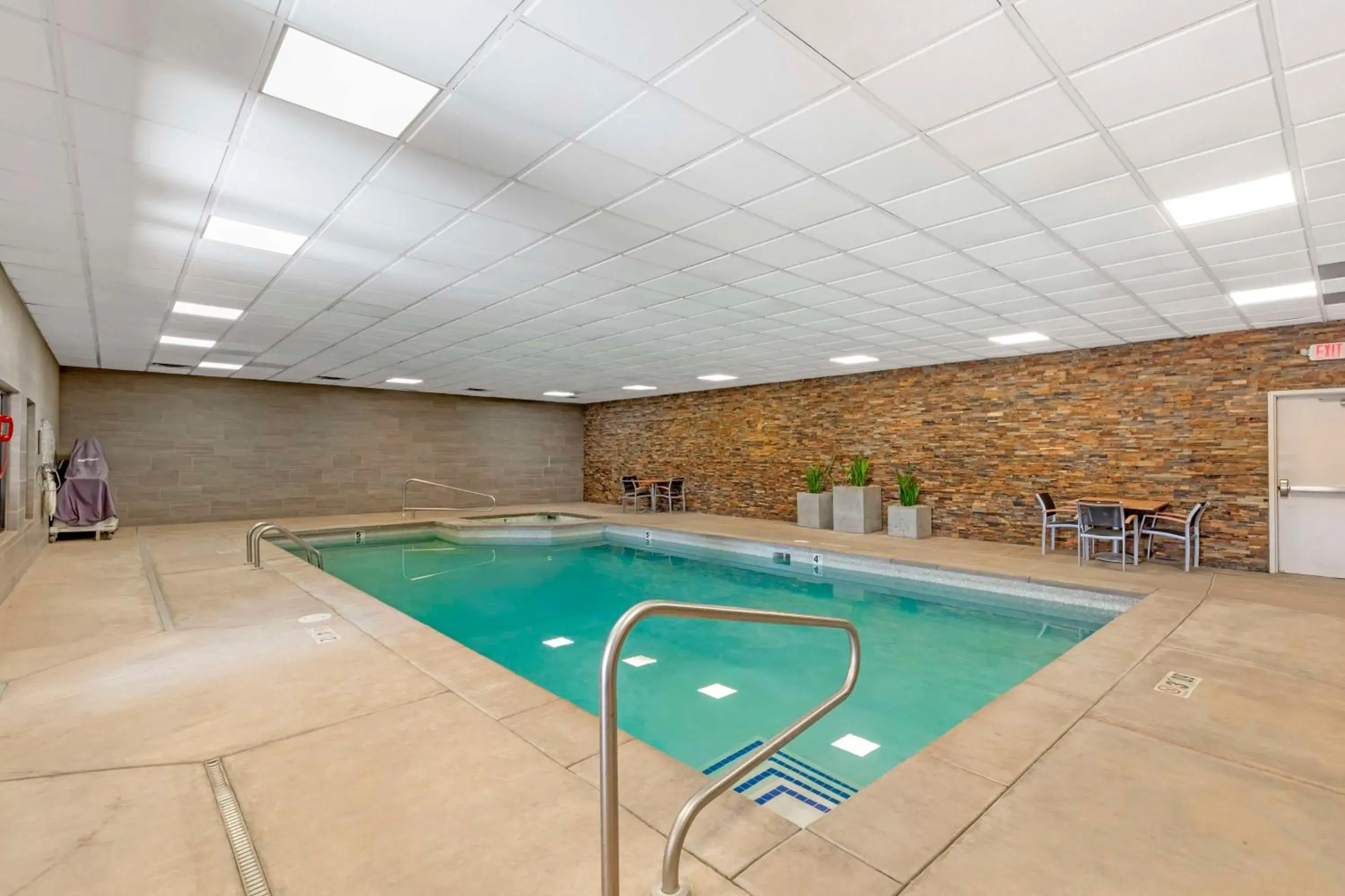 Pool view in Best Western Cotton Tree Inn Pool view in Best Western Cotton Tree Inn