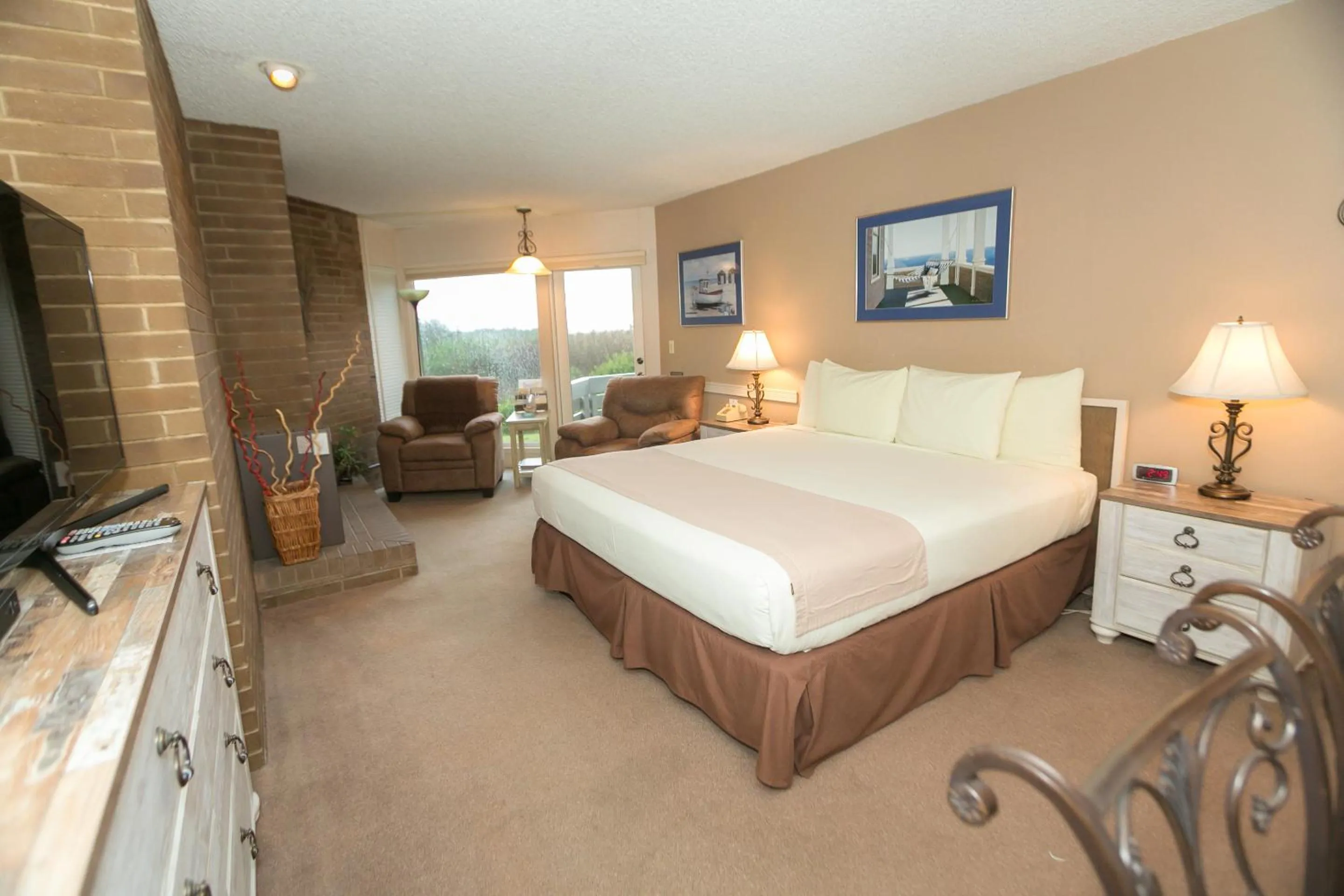 Photo of the whole room, Bed in Grey Gull