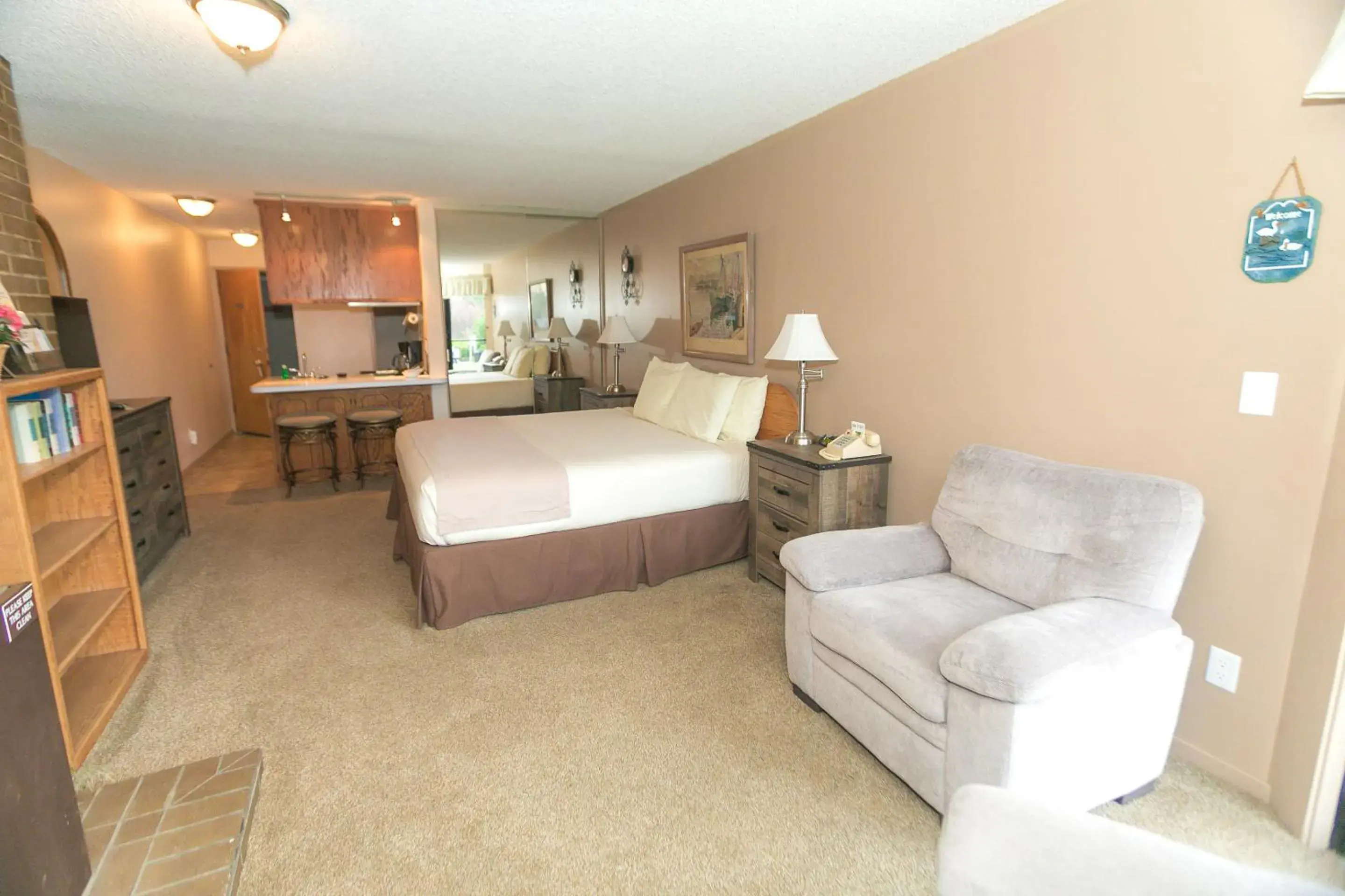 Photo of the whole room, Bed in Grey Gull Photo of the whole room, Bed in Grey Gull