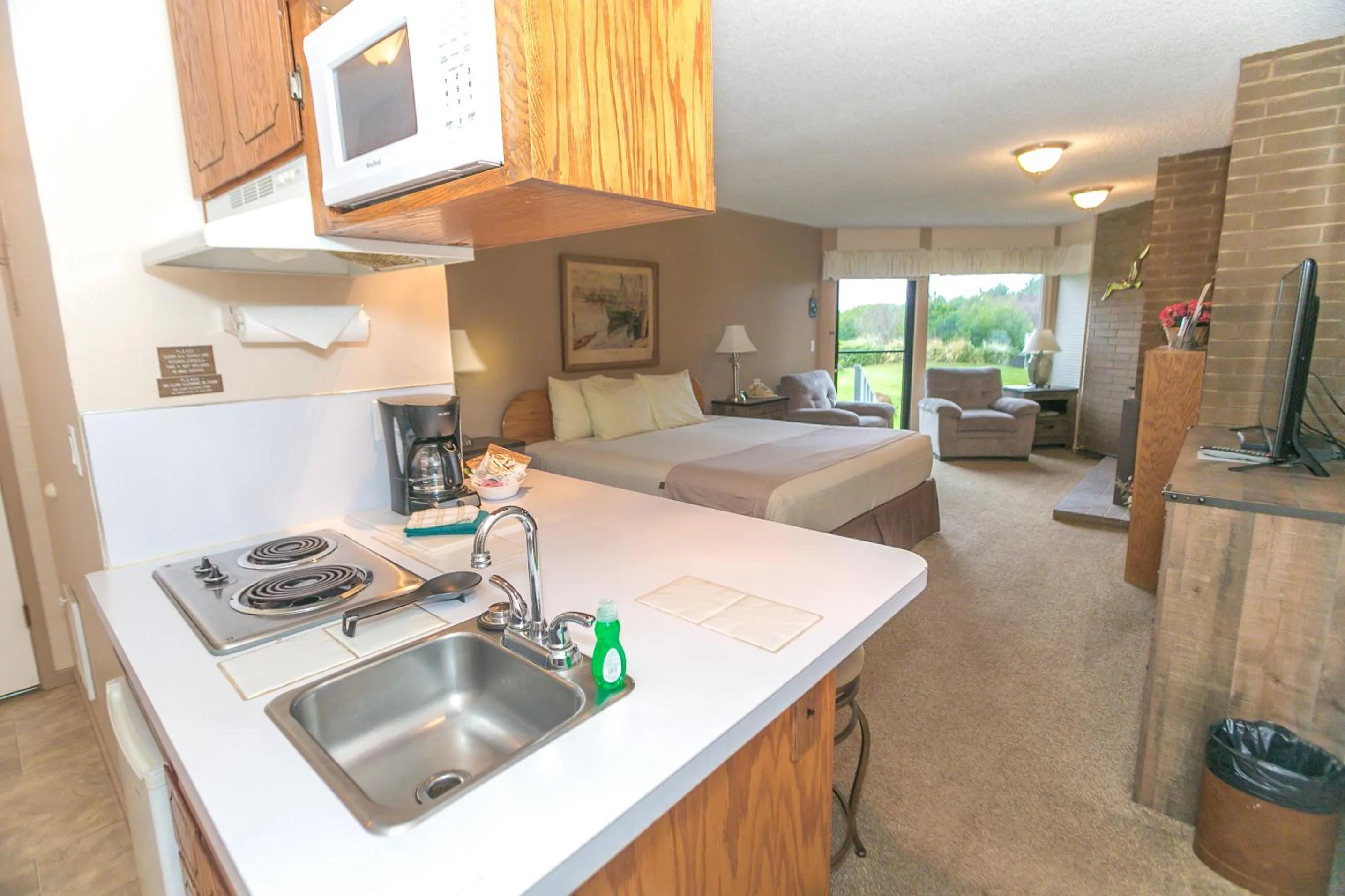 Kitchen or kitchenette, Bed in Grey Gull