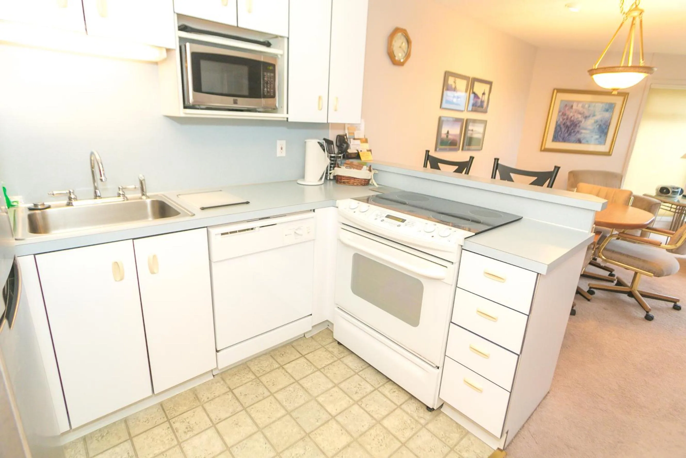 Kitchen or kitchenette in Grey Gull