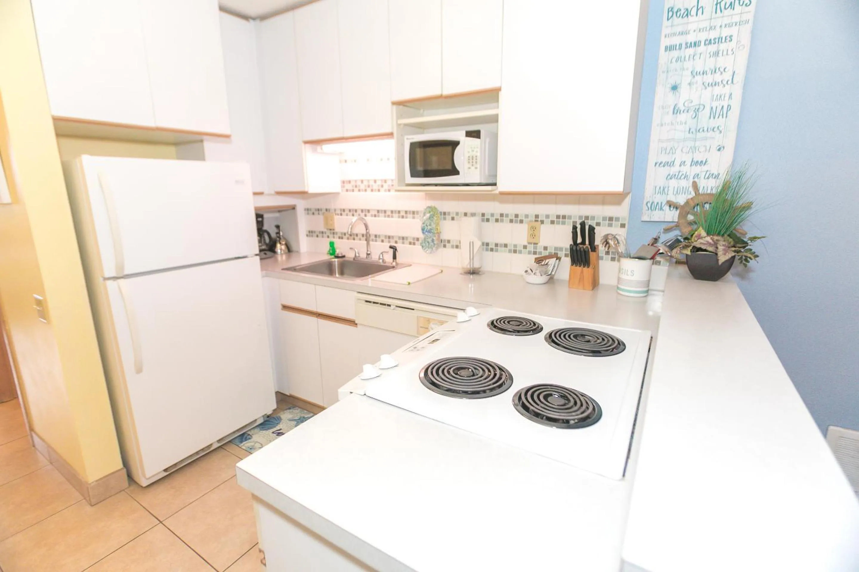 Kitchen or kitchenette in Grey Gull