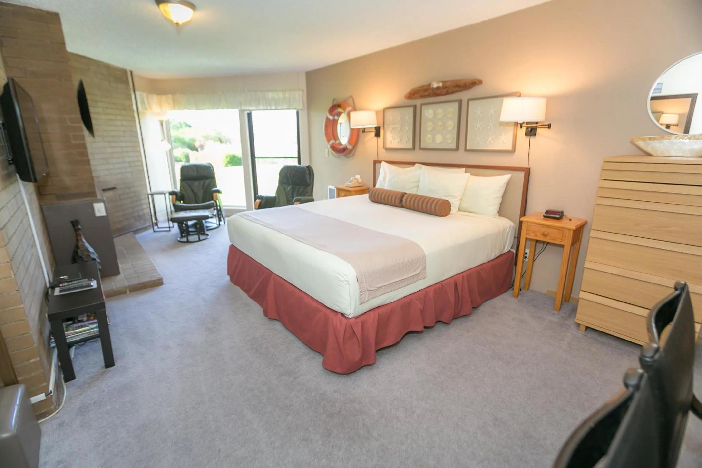 Photo of the whole room, Bed in Grey Gull