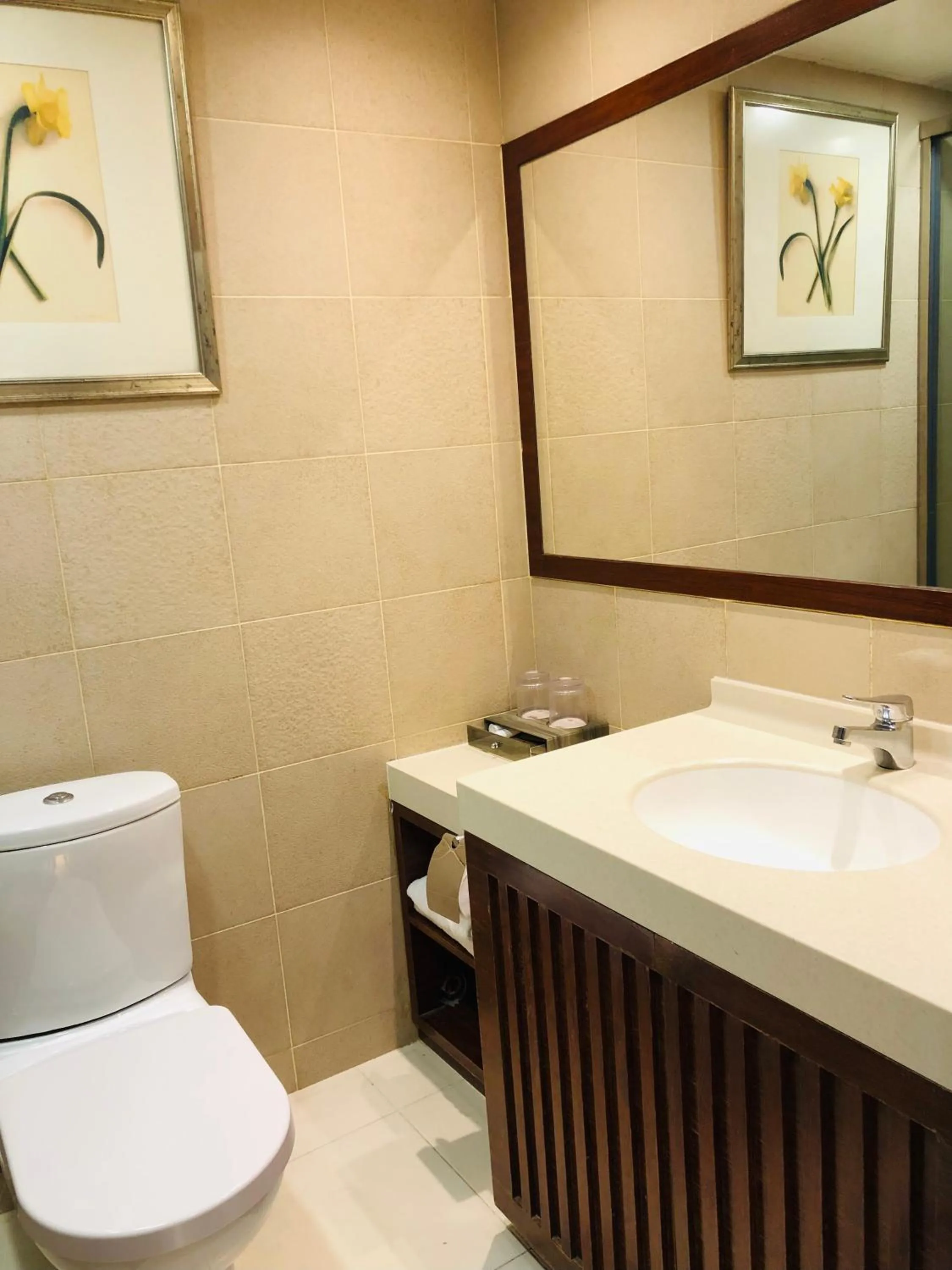 Toilet in Warwick Hotel Cheung Chau