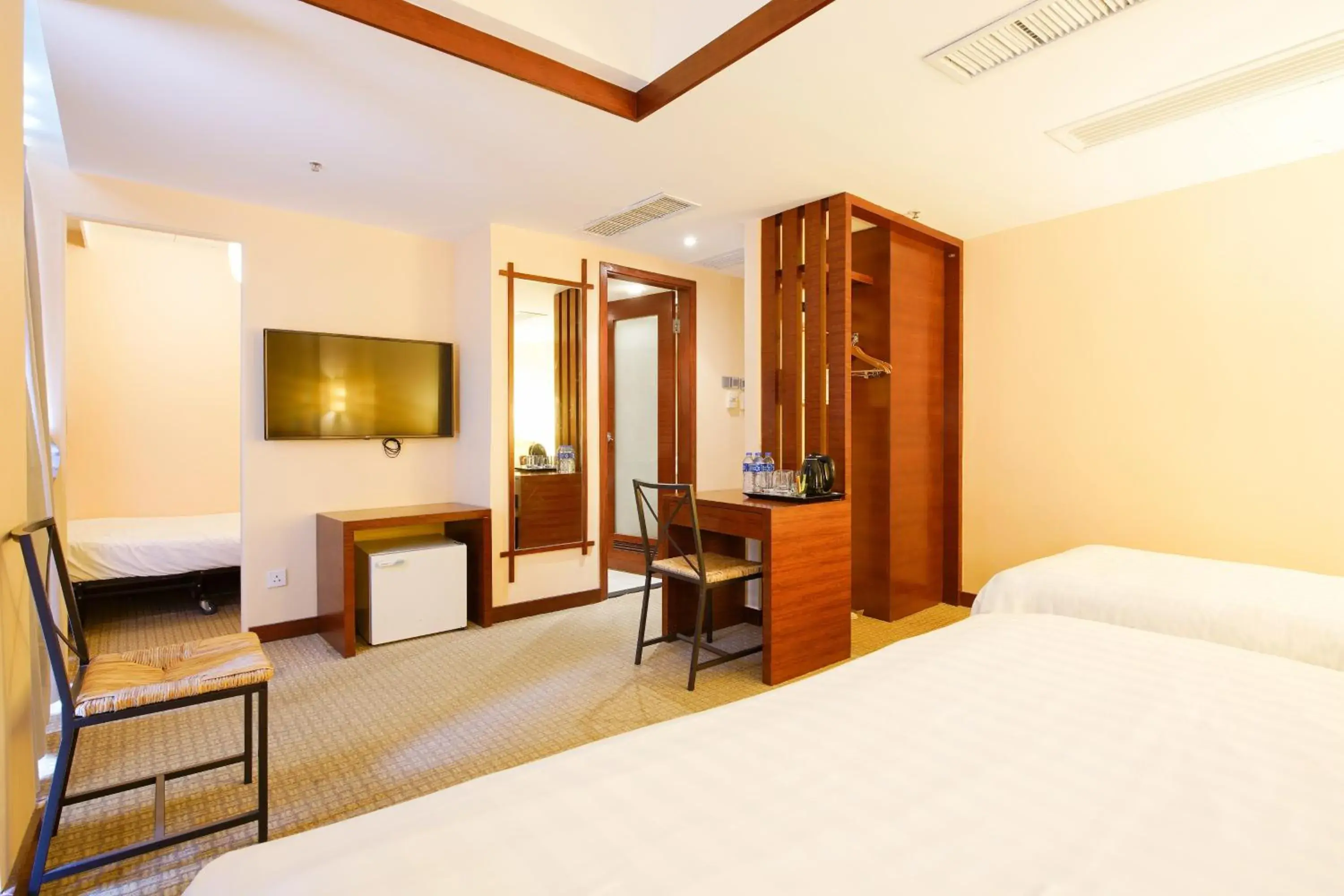 Mountain view, Bed in Warwick Hotel Cheung Chau Mountain view, Bed in Warwick Hotel Cheung Chau