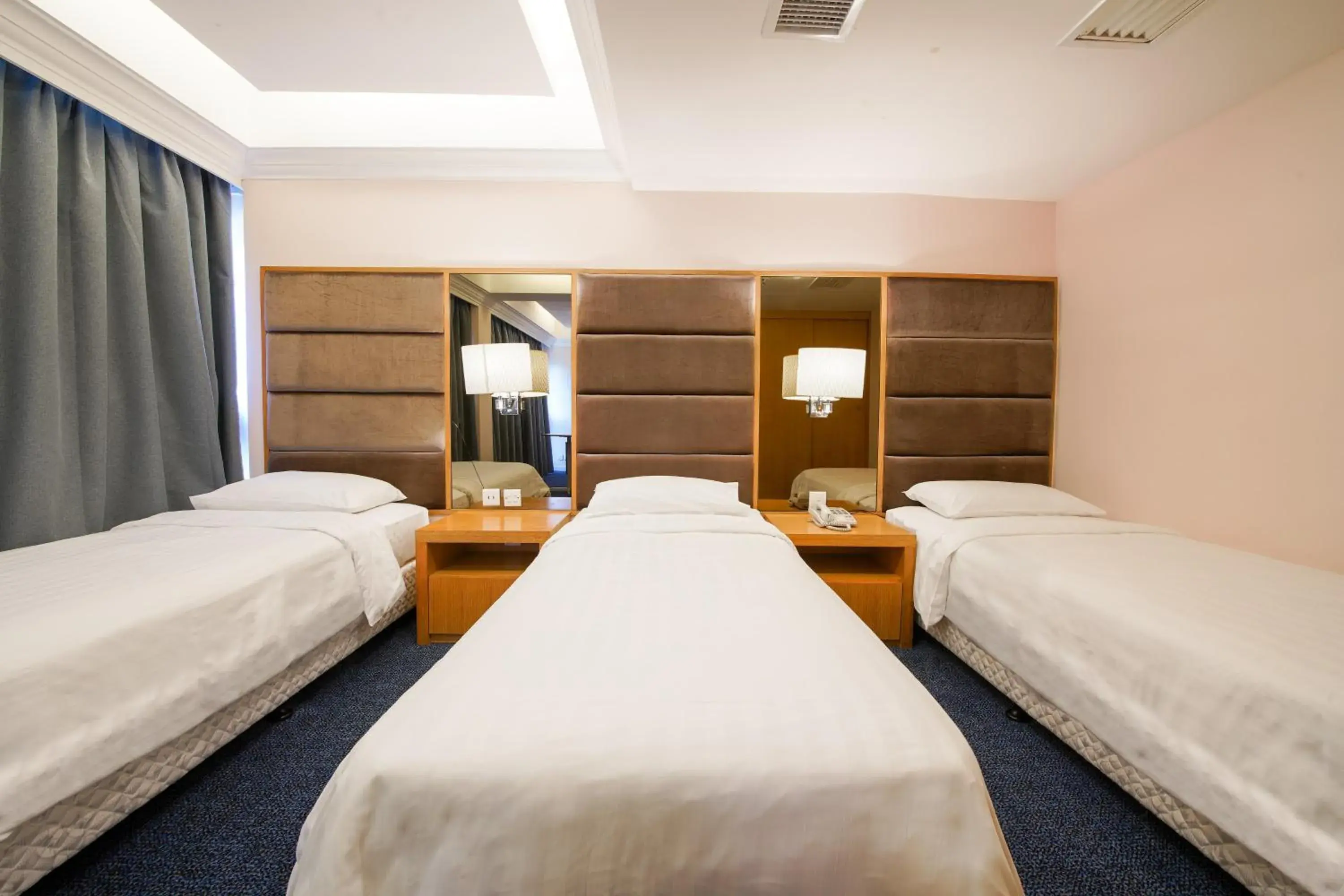 Mountain view, Bed in Warwick Hotel Cheung Chau Mountain view, Bed in Warwick Hotel Cheung Chau