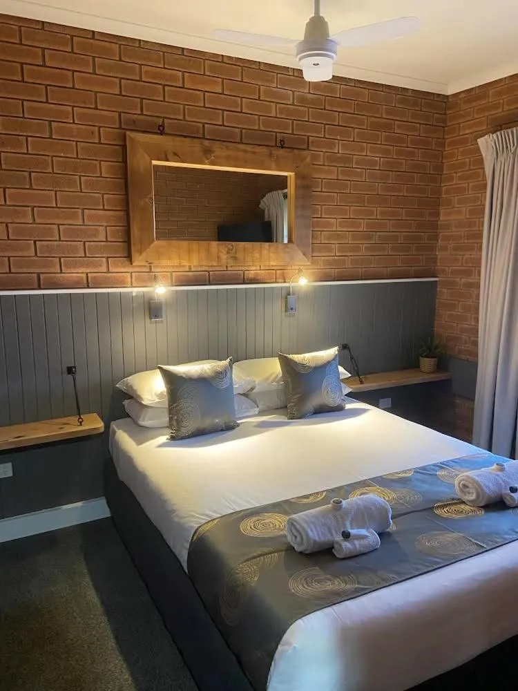 Bed in Ashleigh Court Motor Inn