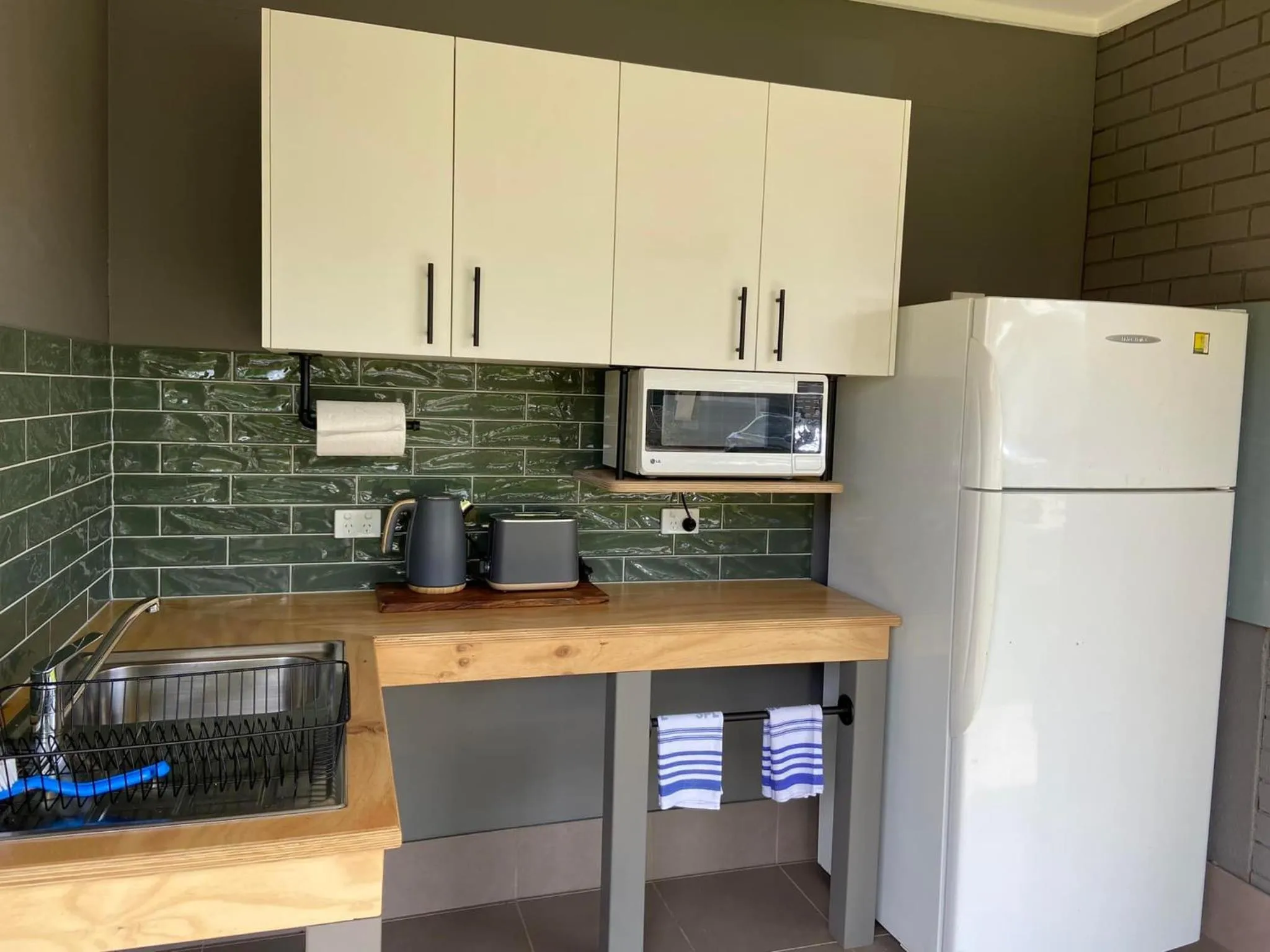 Communal kitchen in Ashleigh Court Motor Inn