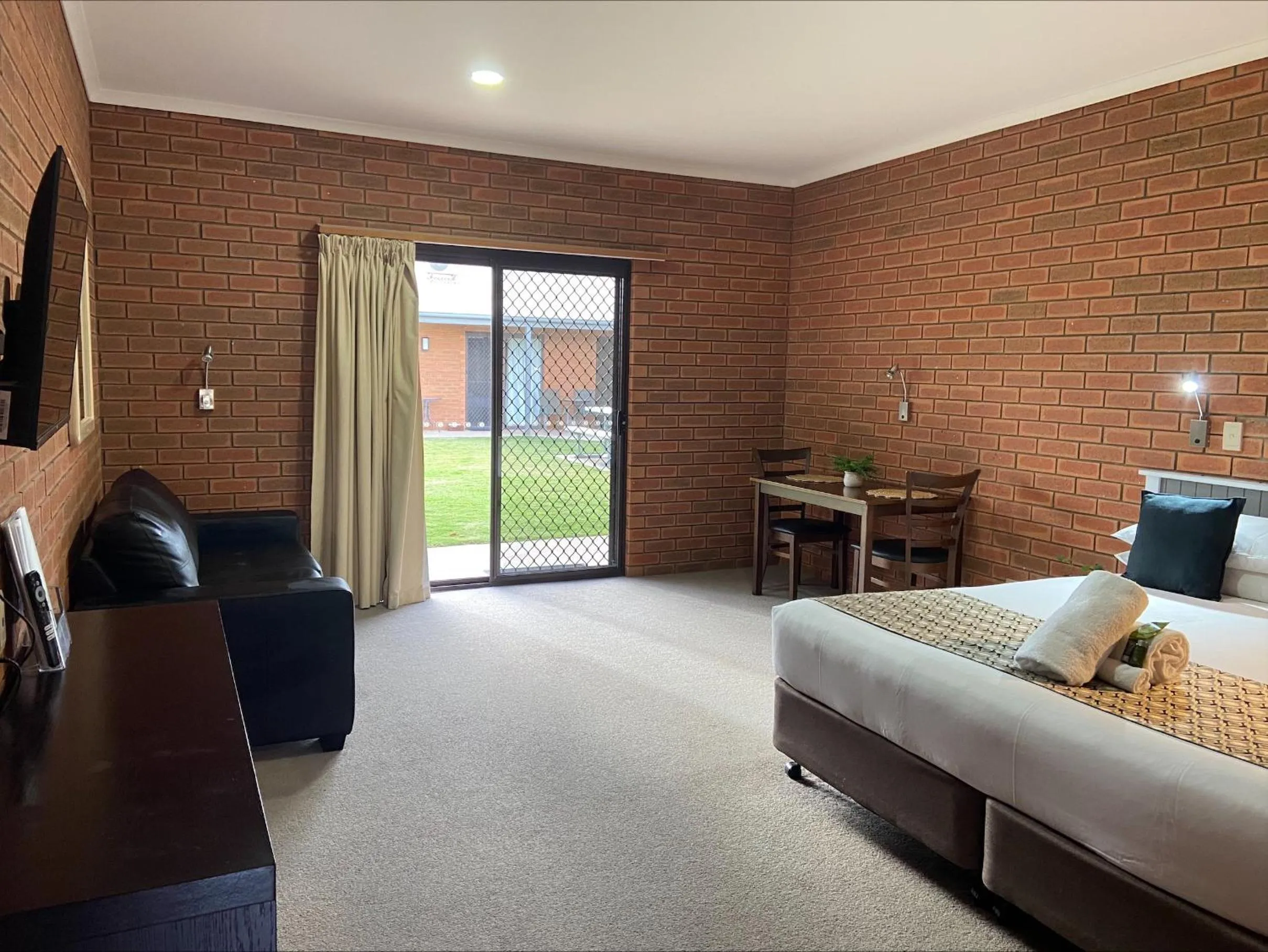 Bed in Ashleigh Court Motor Inn