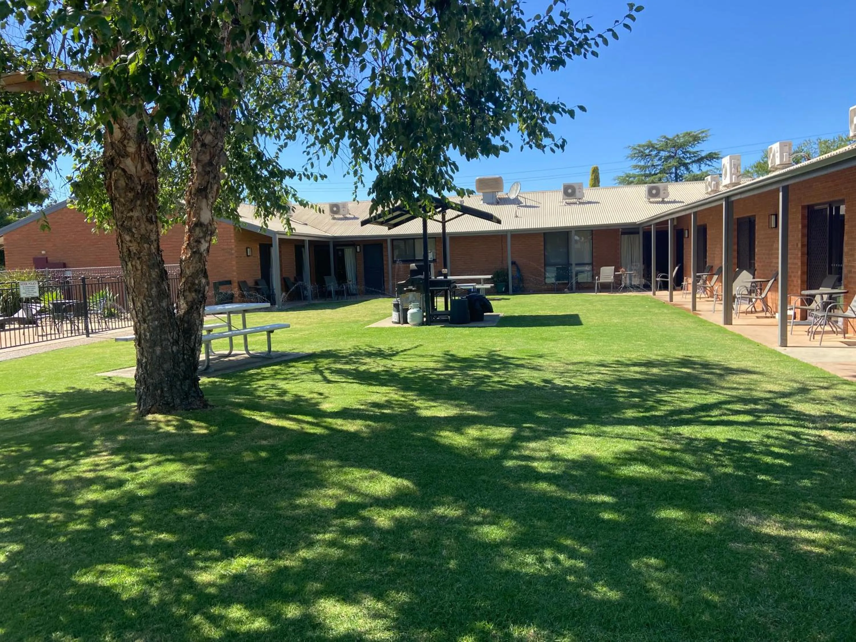 Property building in Ashleigh Court Motor Inn