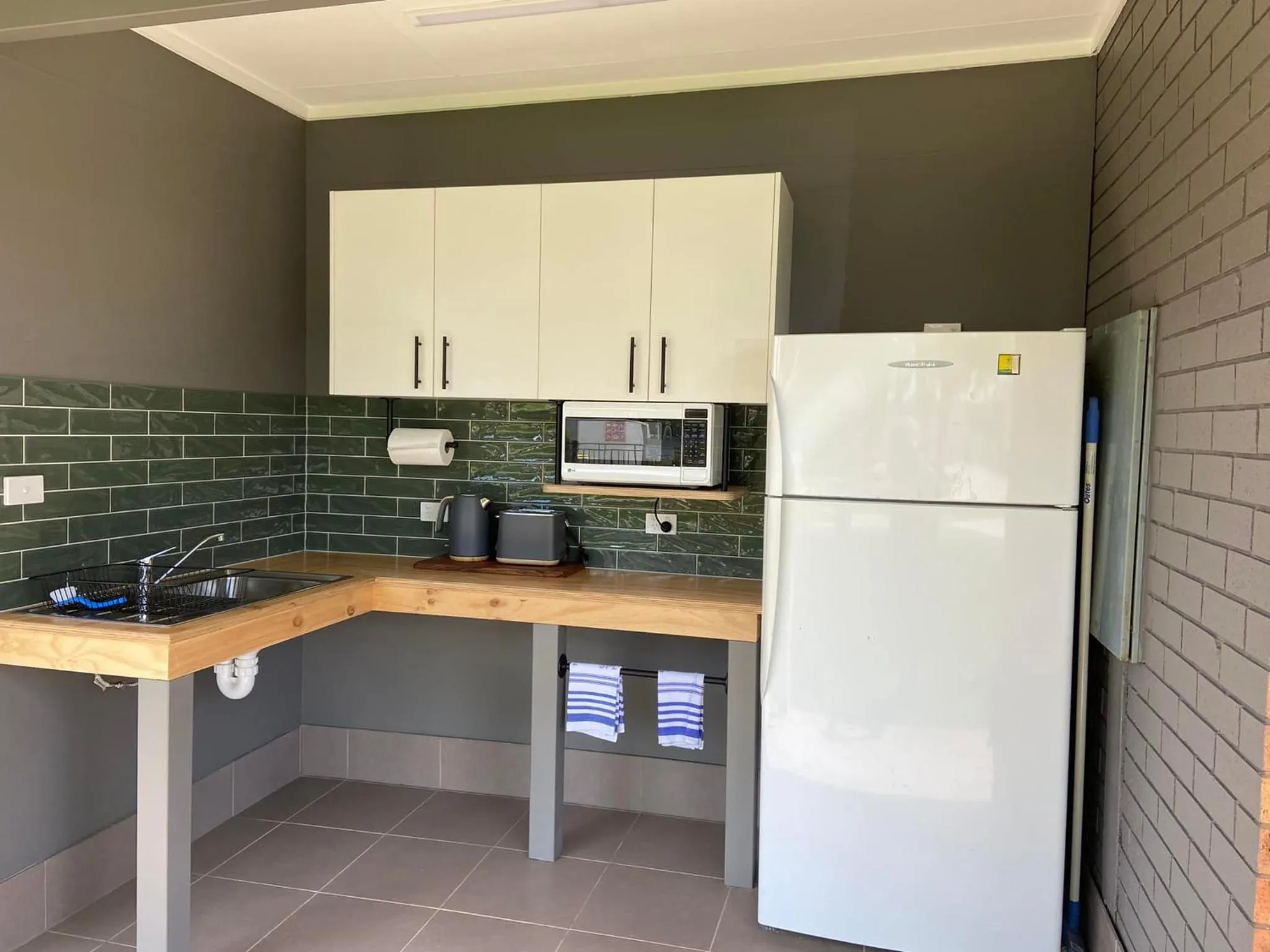 Communal kitchen in Ashleigh Court Motor Inn