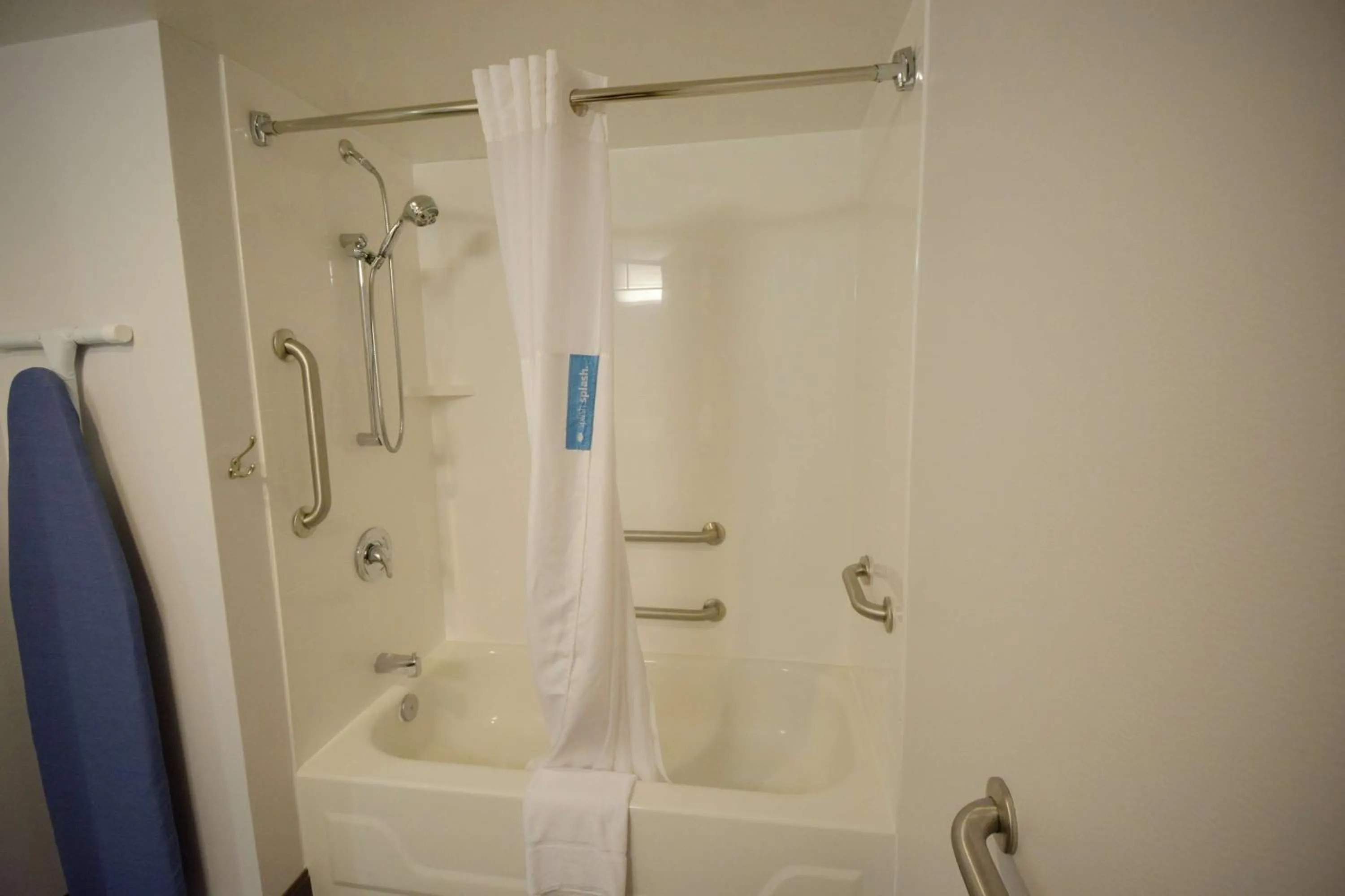 Bathroom in Hampton Inn Salem East - Electric Road