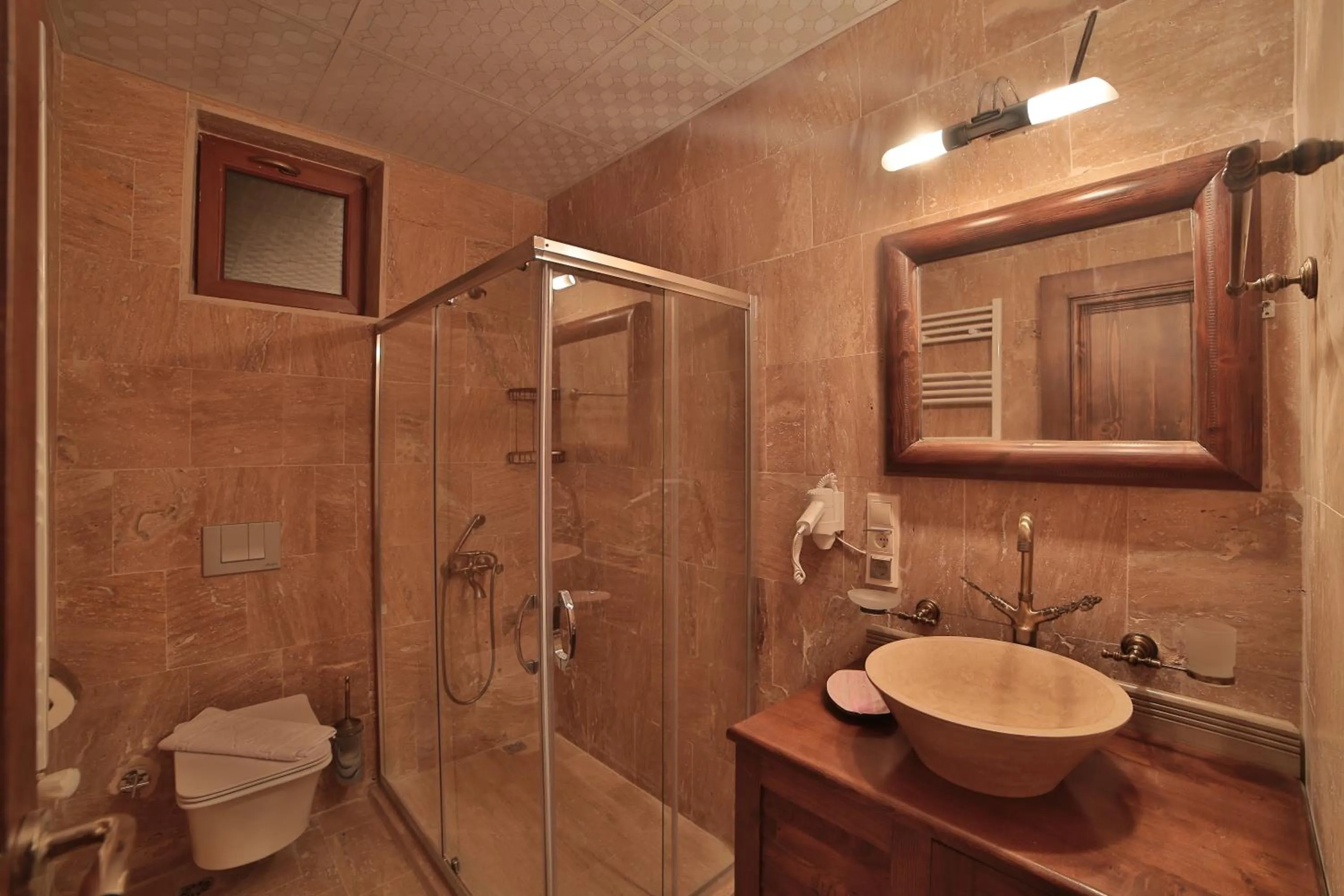 Shower in Caravanserai Inn Hotel