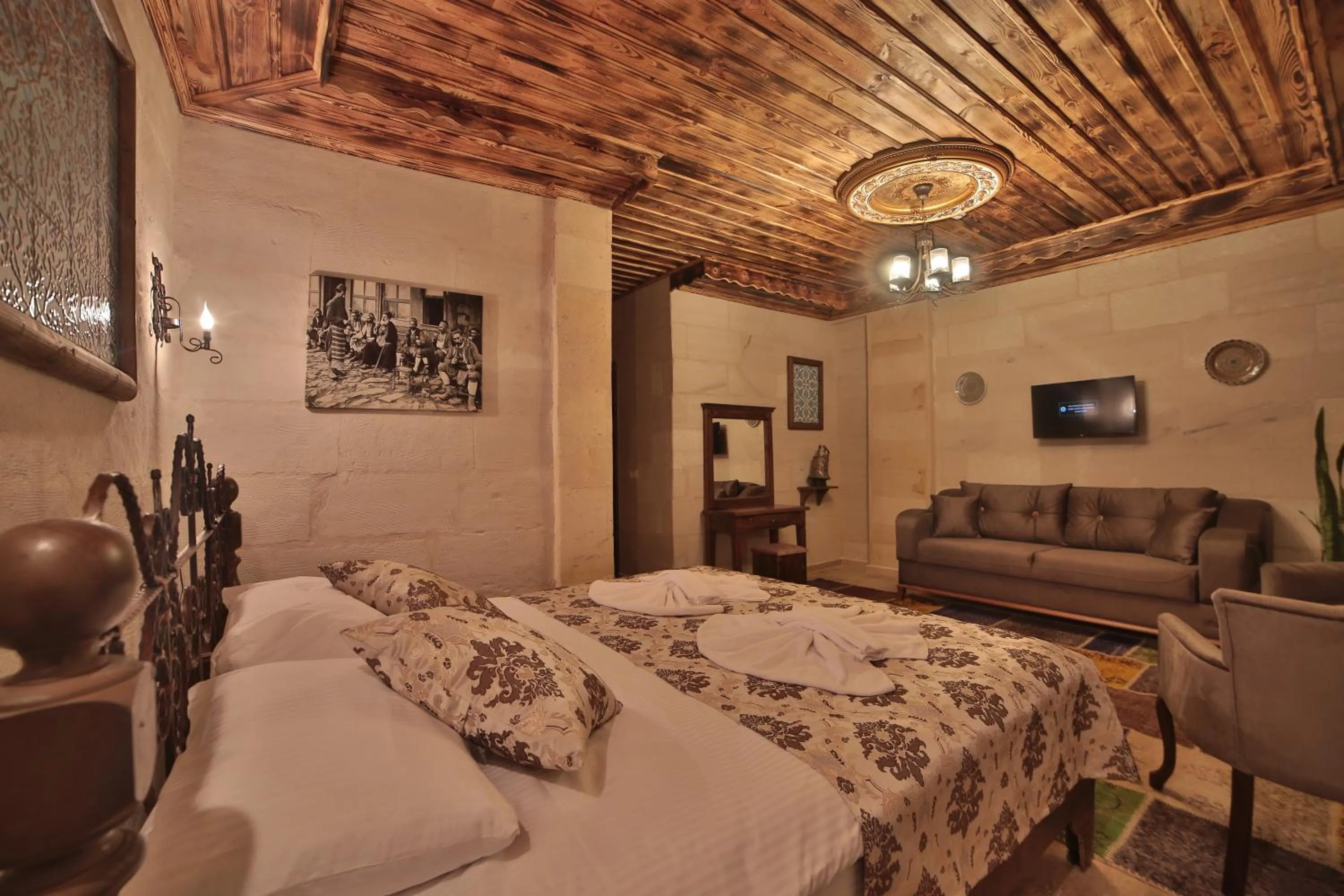 Bed in Caravanserai Inn Hotel