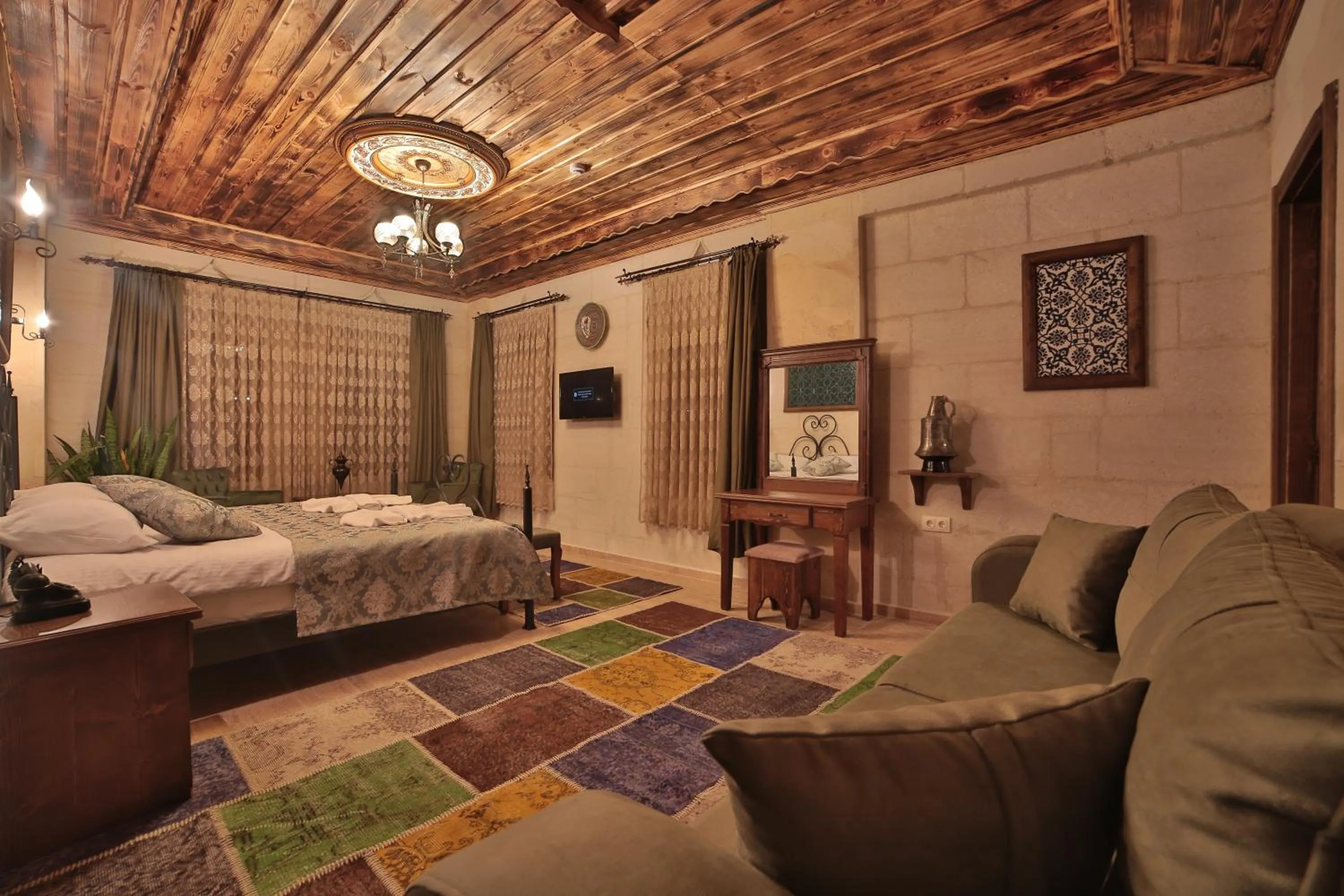 Photo of the whole room, Bed in Caravanserai Inn Hotel