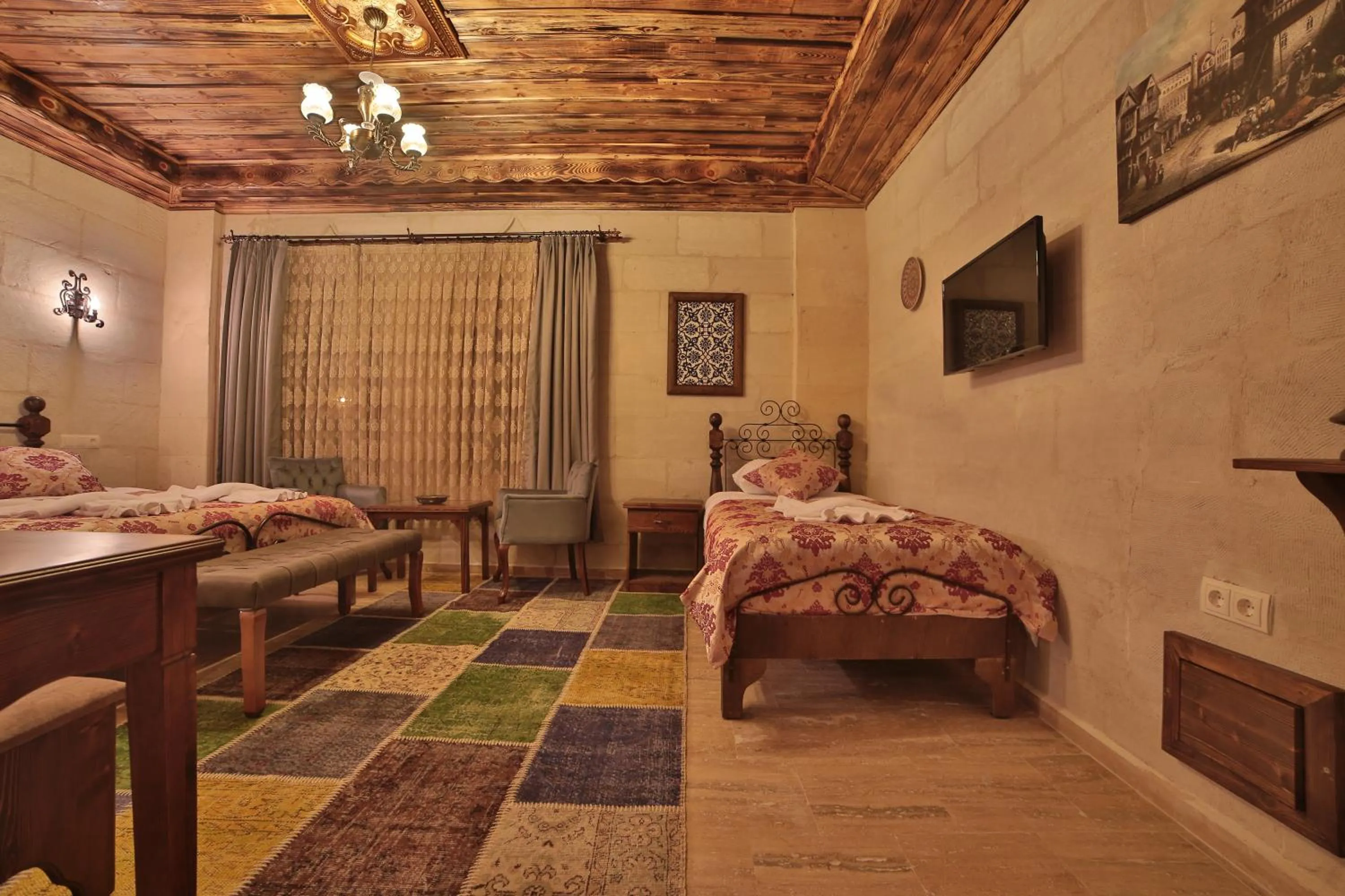 Photo of the whole room, Bed in Caravanserai Inn Hotel