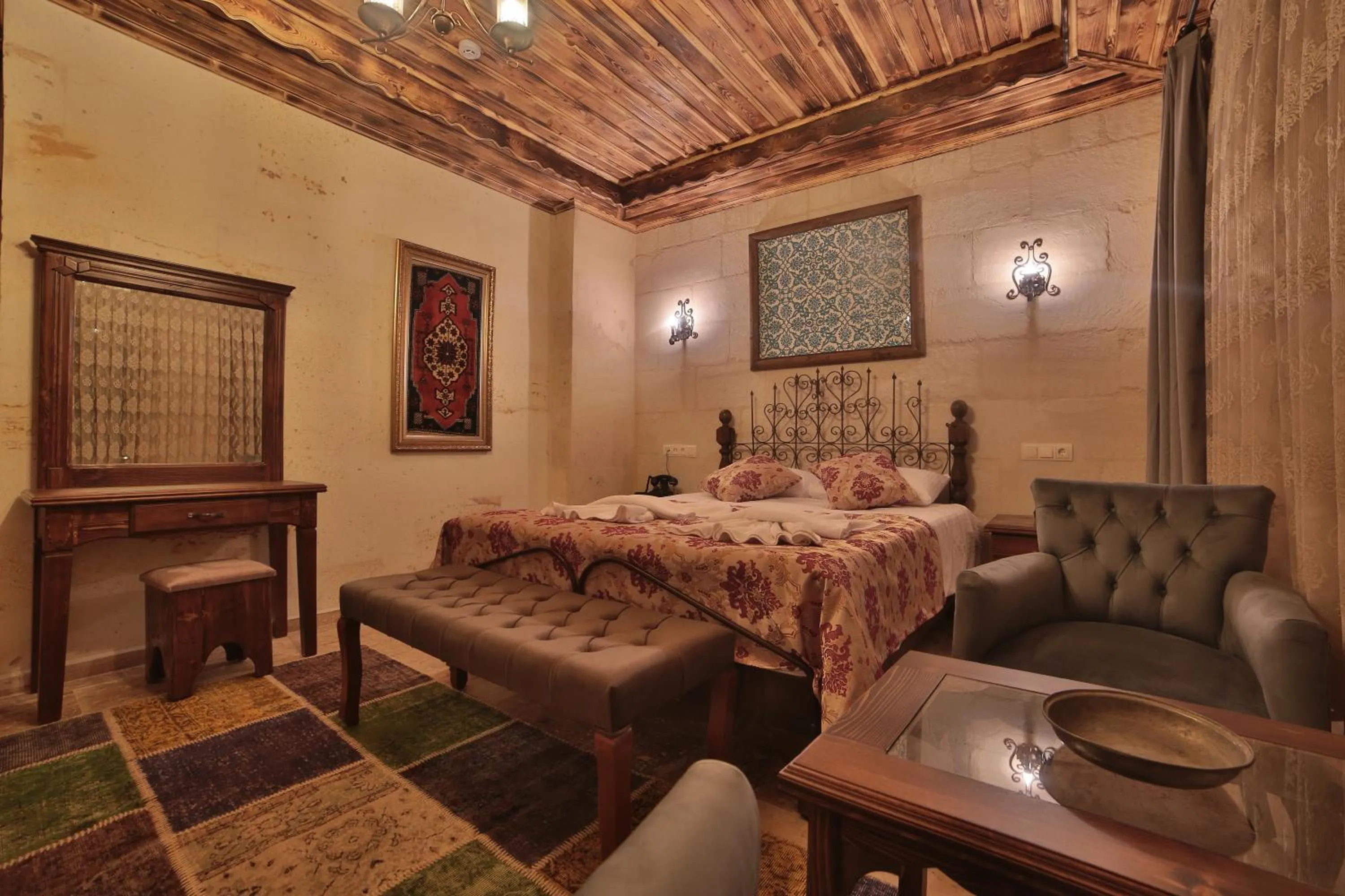 Photo of the whole room, Bed in Caravanserai Inn Hotel