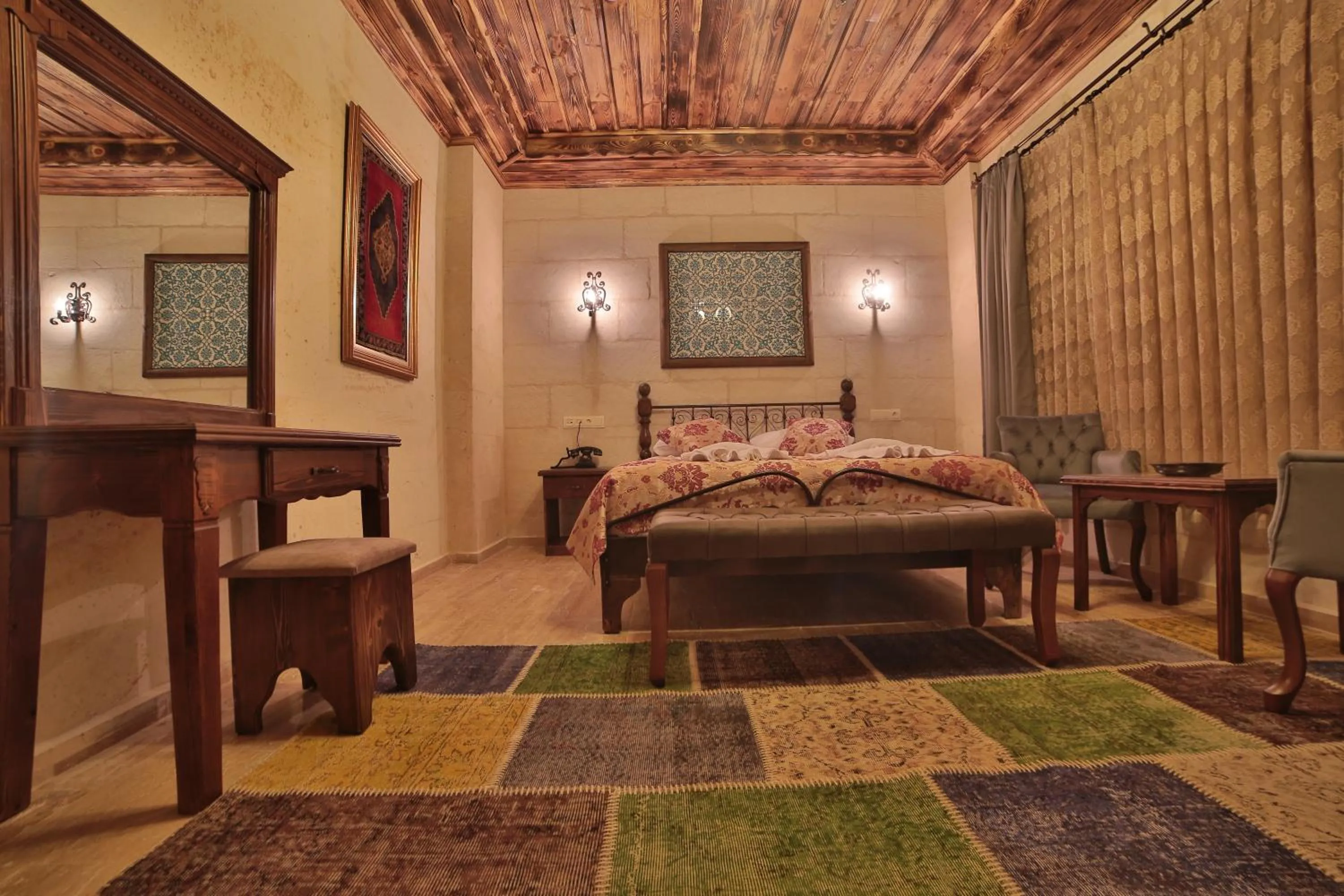 Photo of the whole room, Bed in Caravanserai Inn Hotel