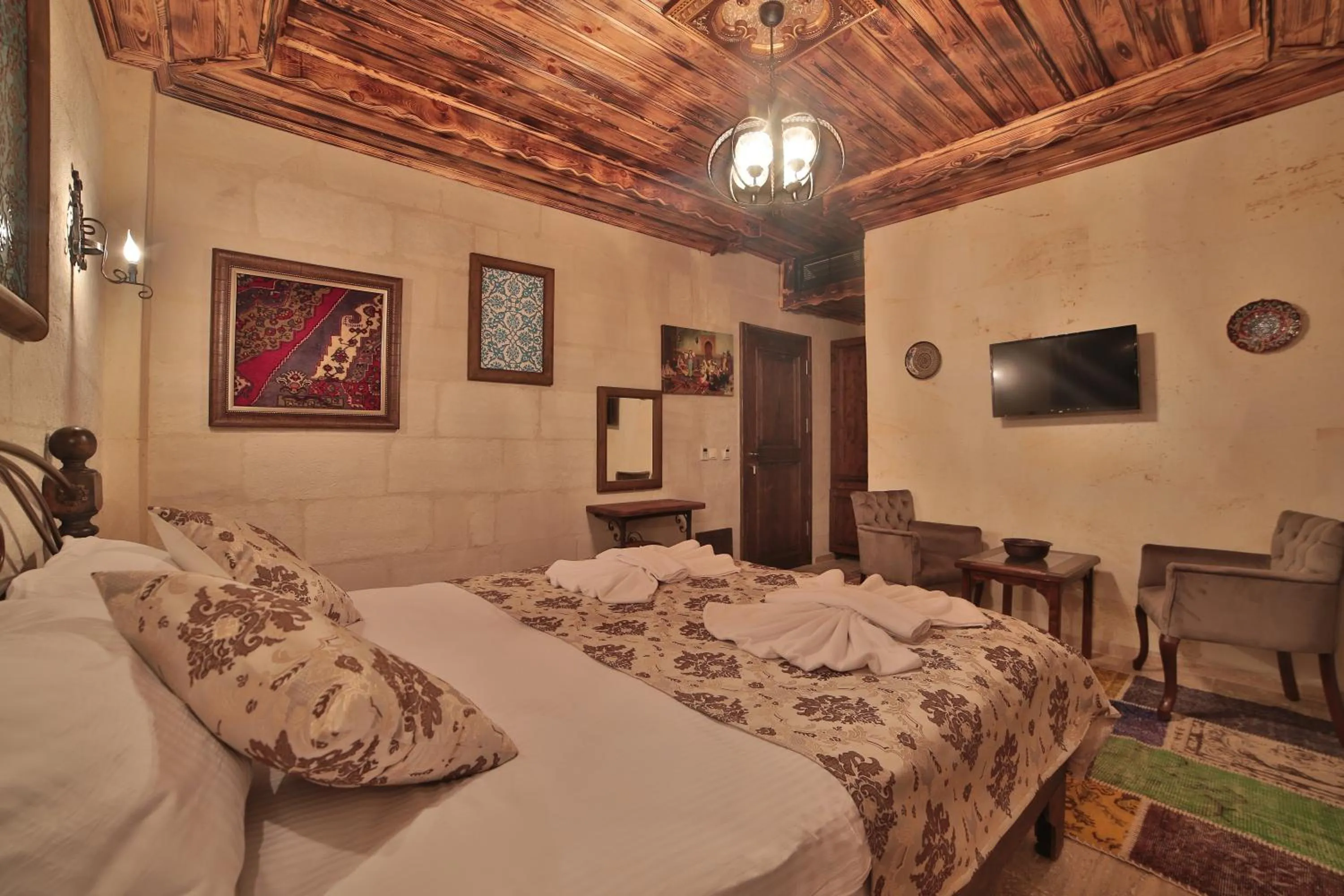 Bed in Caravanserai Inn Hotel