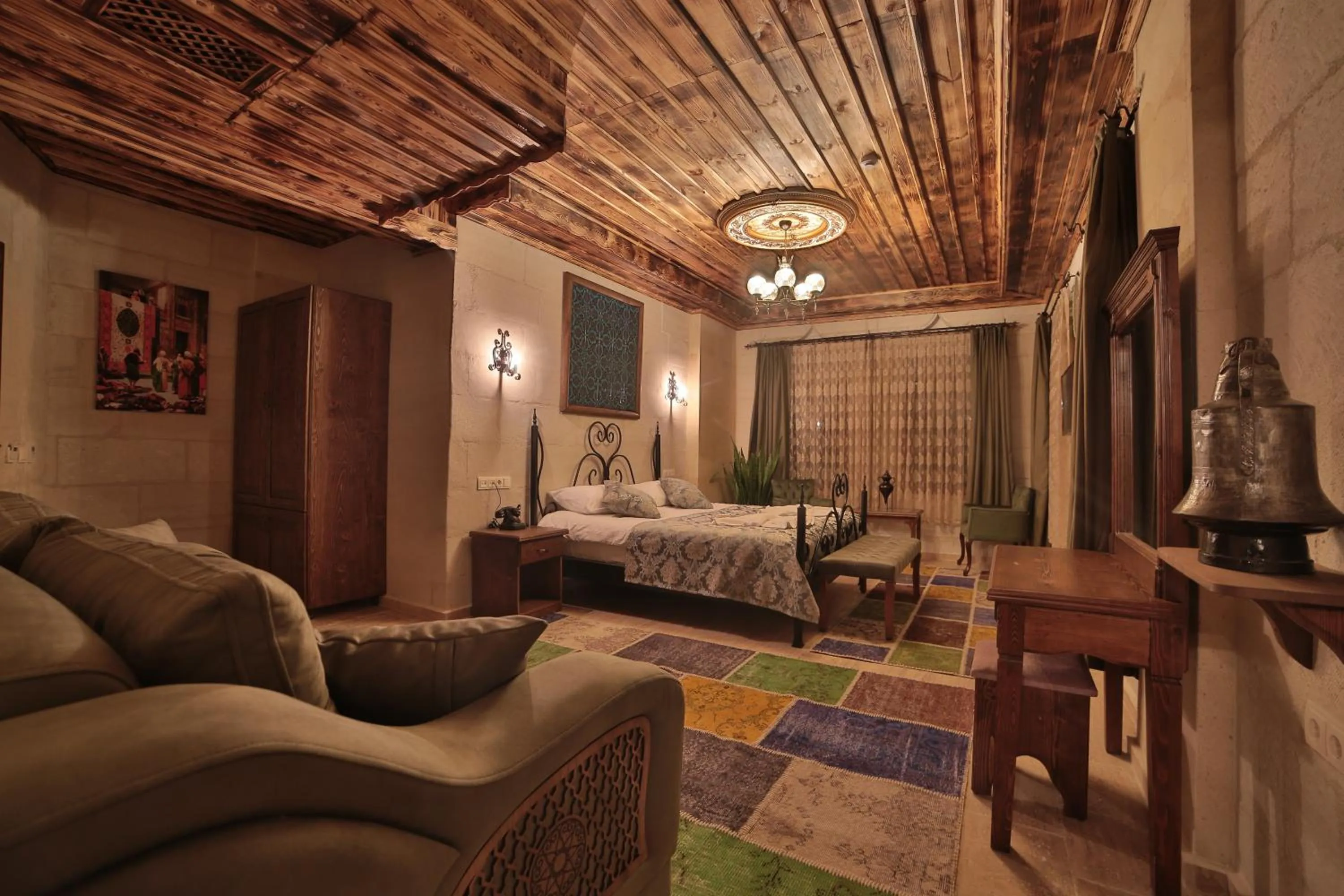 Shower, Bed in Caravanserai Inn Hotel