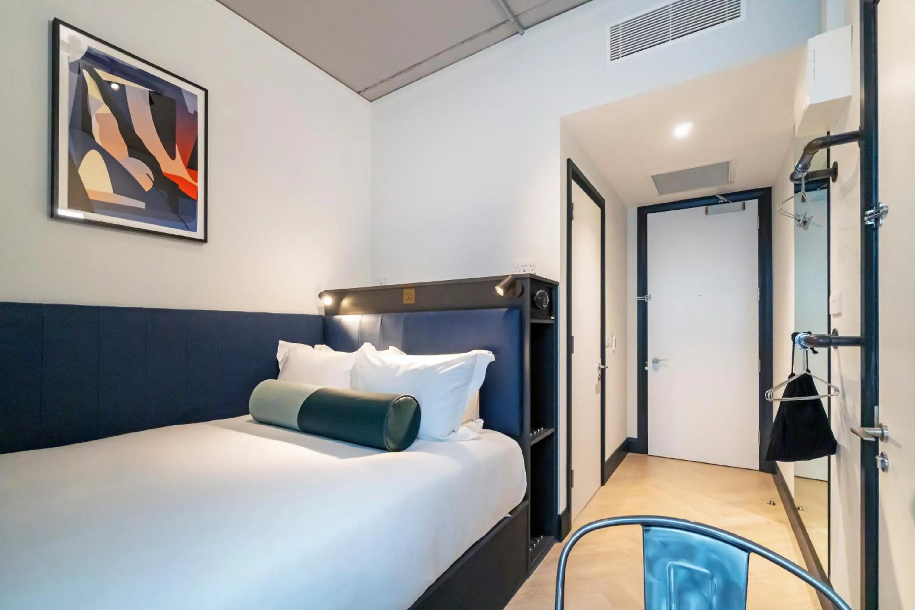 Photo of the whole room, Bed in The Hendrick Smithfield