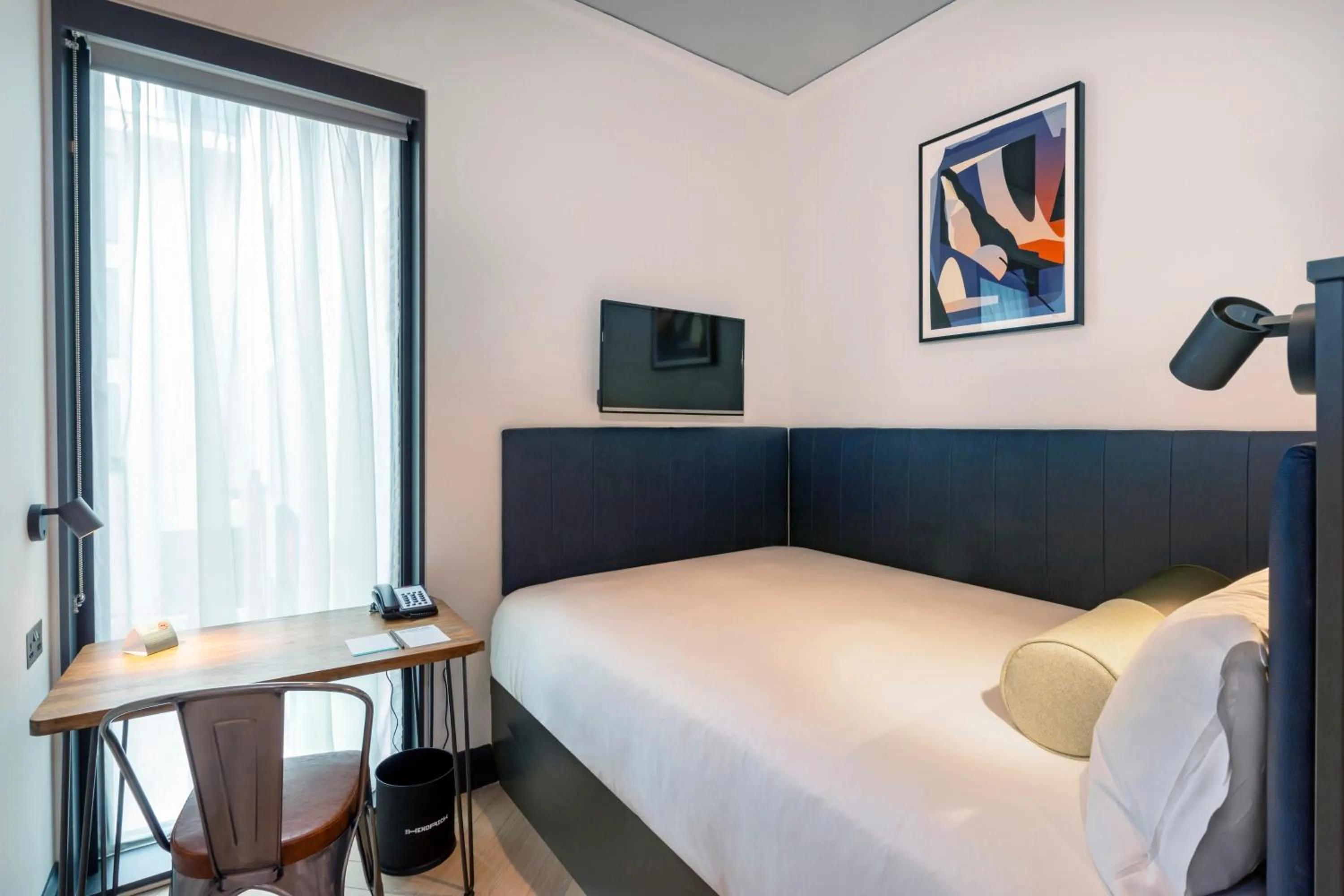 Photo of the whole room, Bed in The Hendrick Smithfield