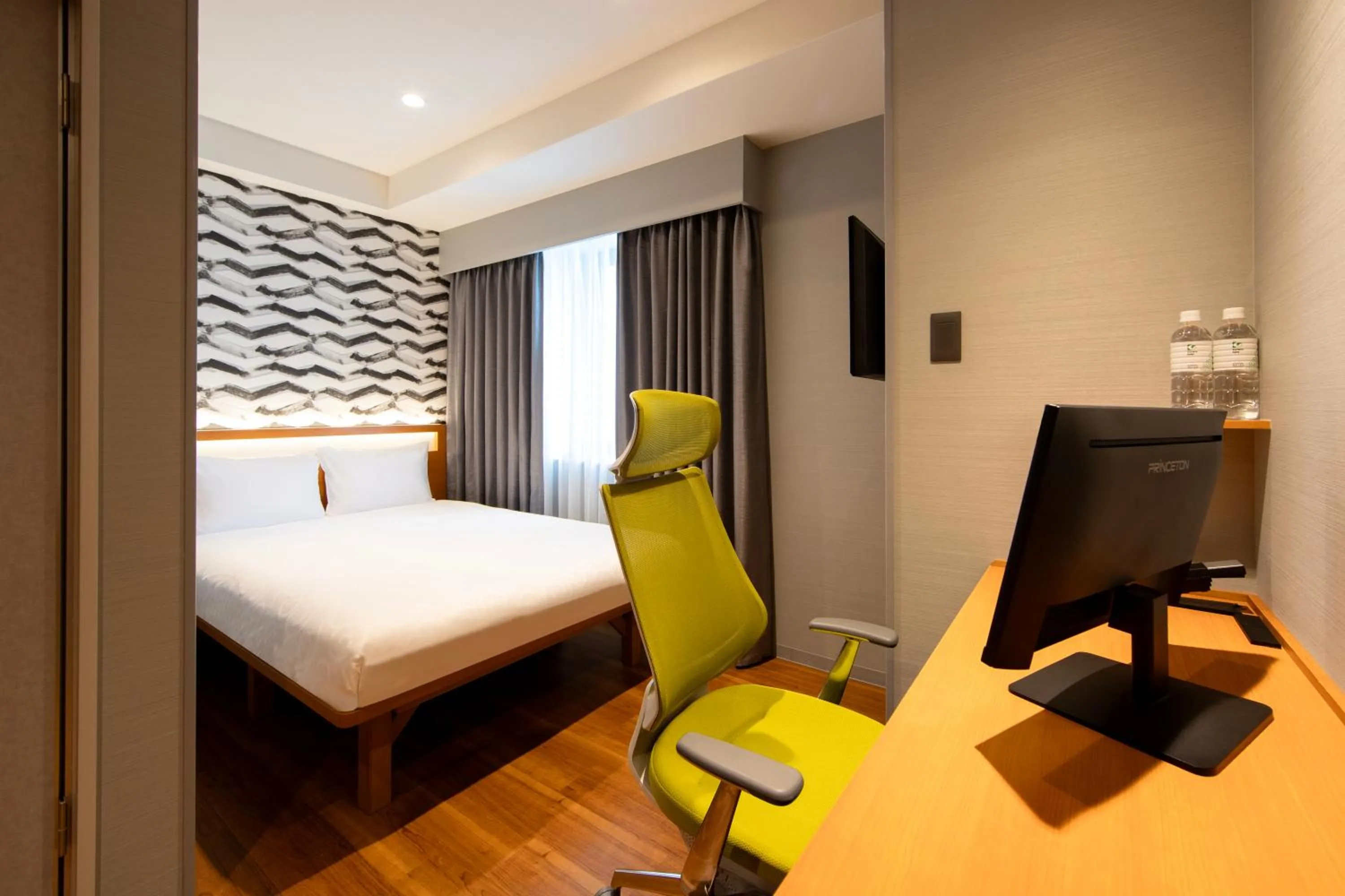 Photo of the whole room, Bed in karaksa hotel grande Shin-Osaka Tower