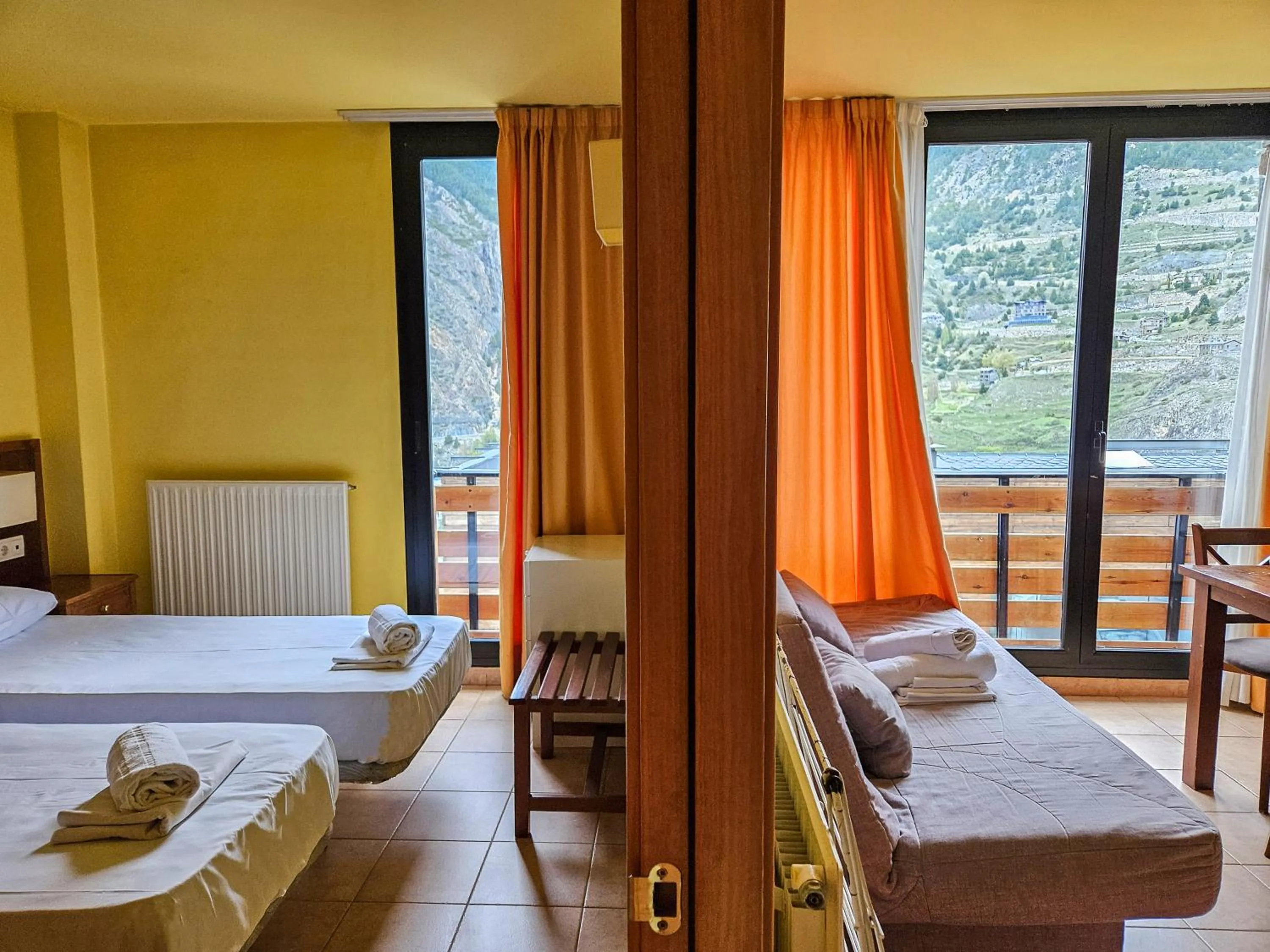 Living room, Bed in Apartamentos Canillo Ribagrossa 3000