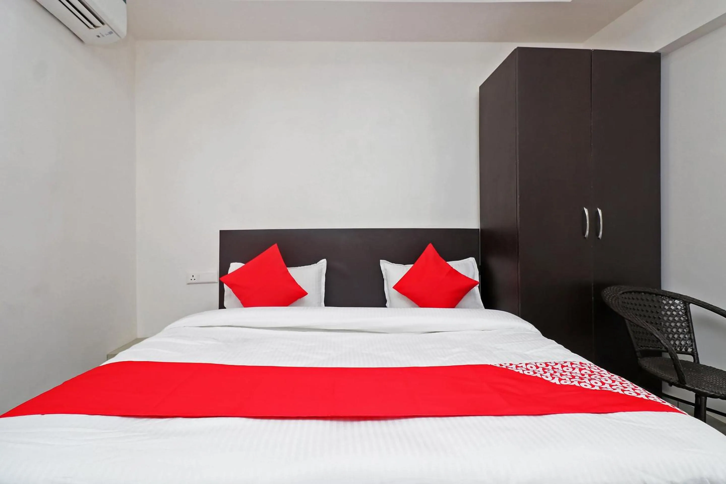 Facade/entrance, Bed in Super Hotel O R.c. Residency