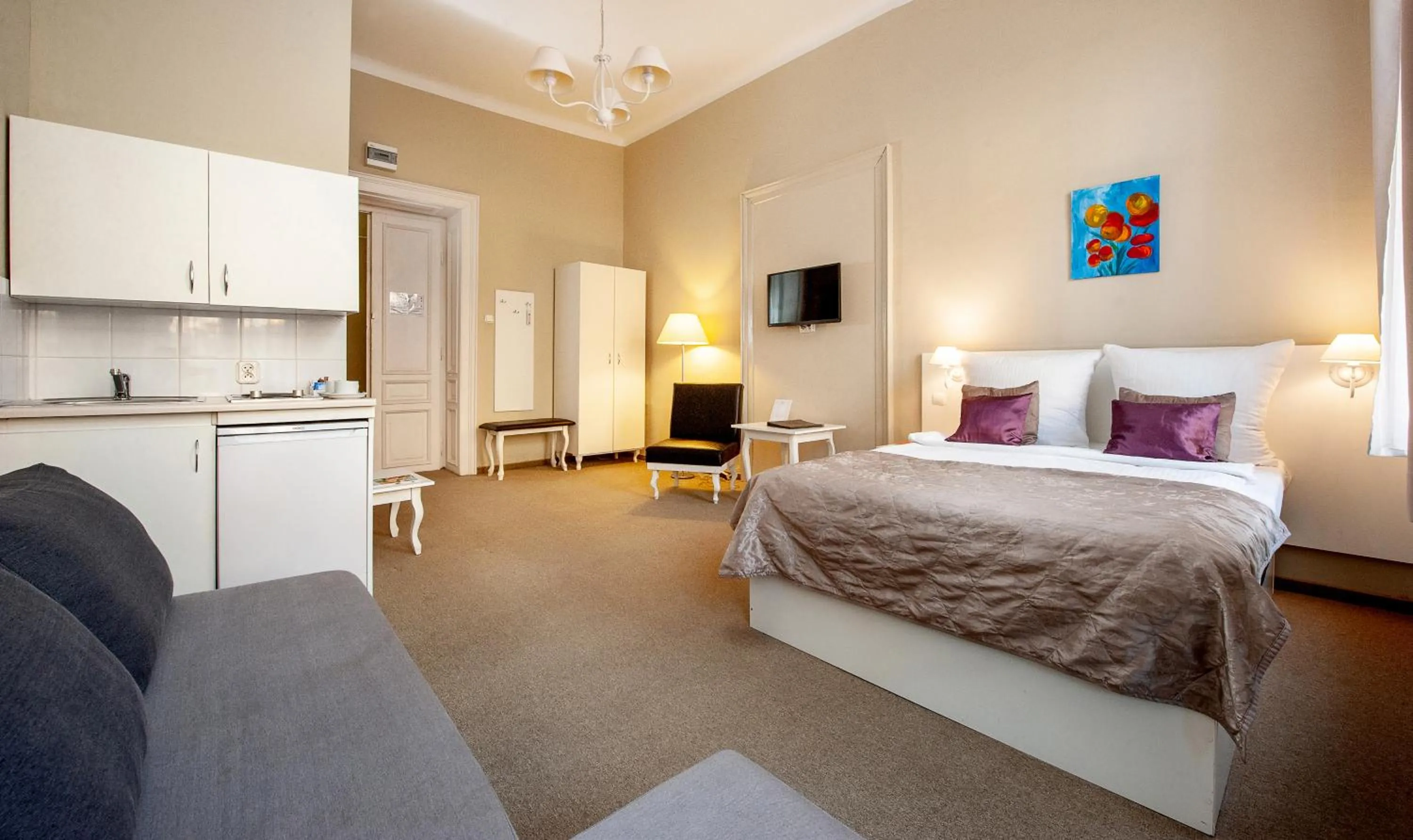 Kitchen or kitchenette, Bed in Leone Aparthotel