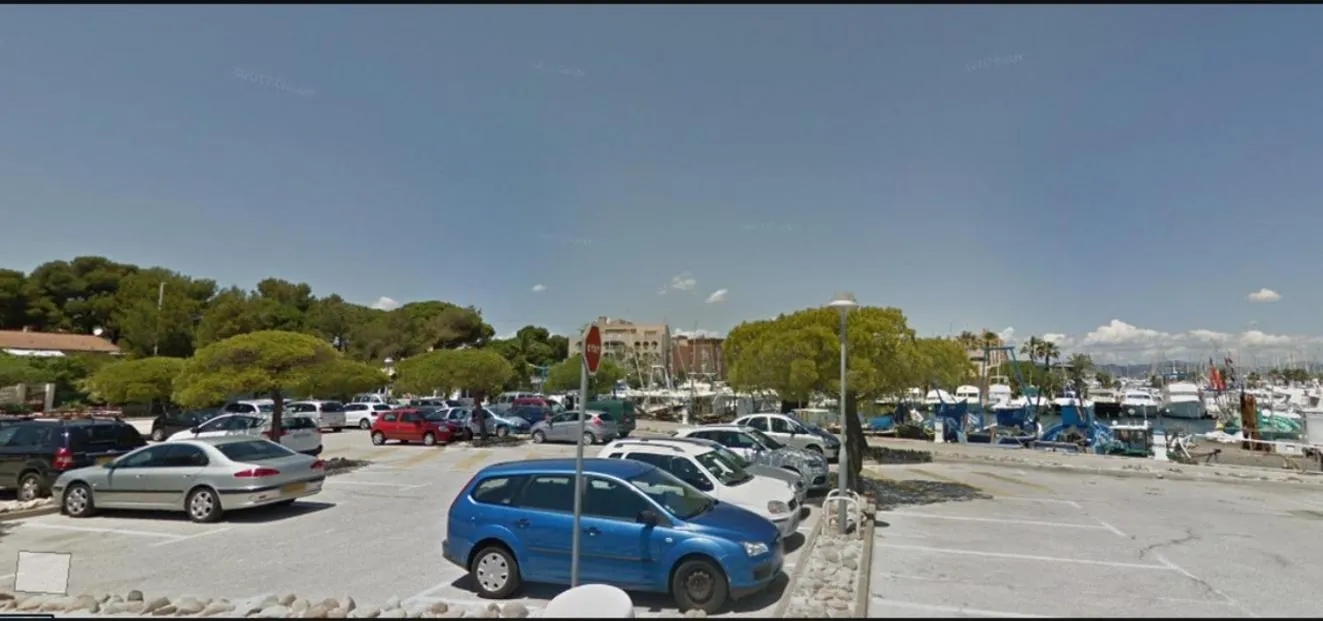 Parking in Hôtel Le Méditerranée