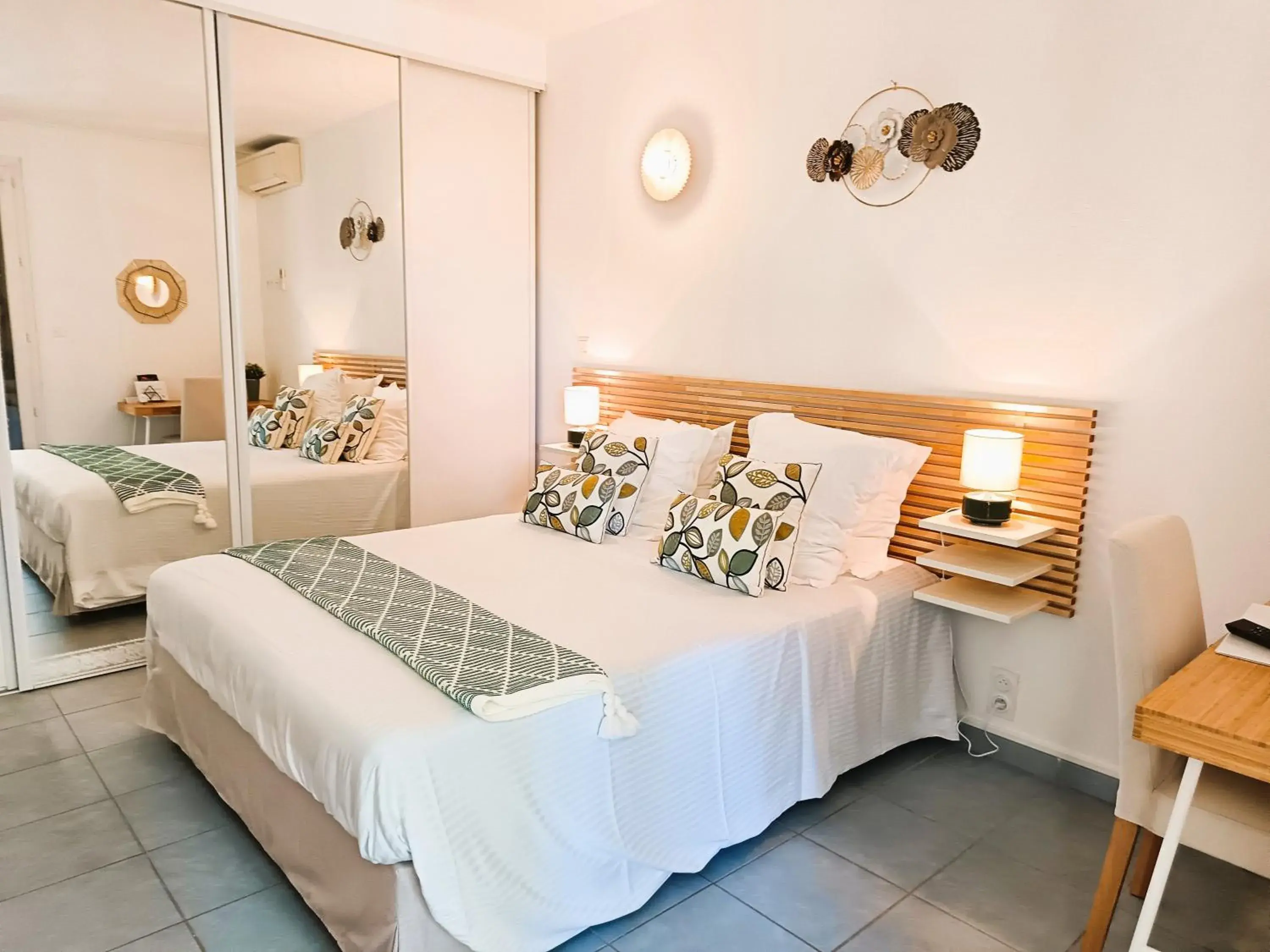 Bedroom, Bed in Hôtel Le Méditerranée Bedroom, Bed in Hôtel Le Méditerranée