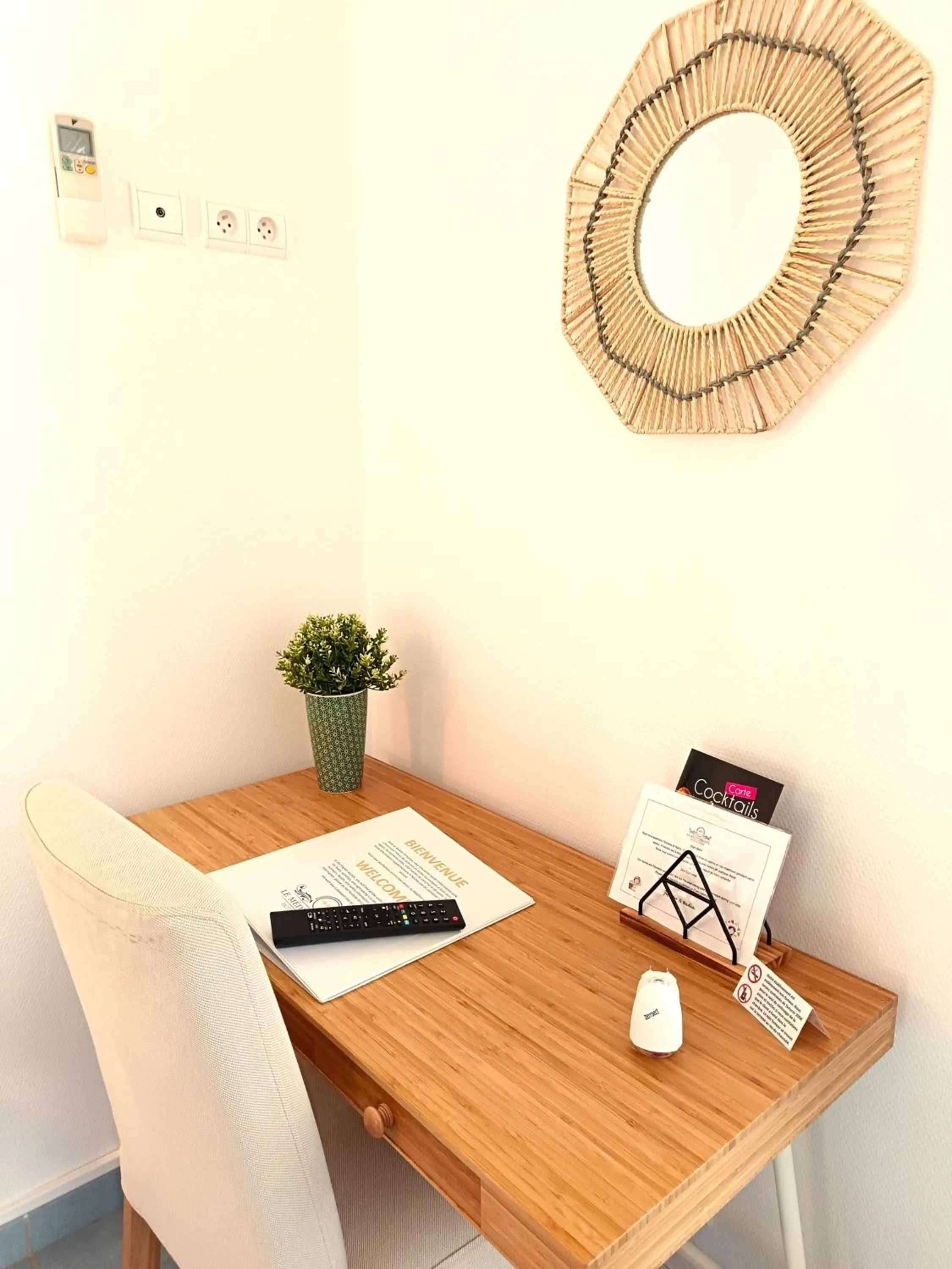 Bedroom in Hôtel Le Méditerranée