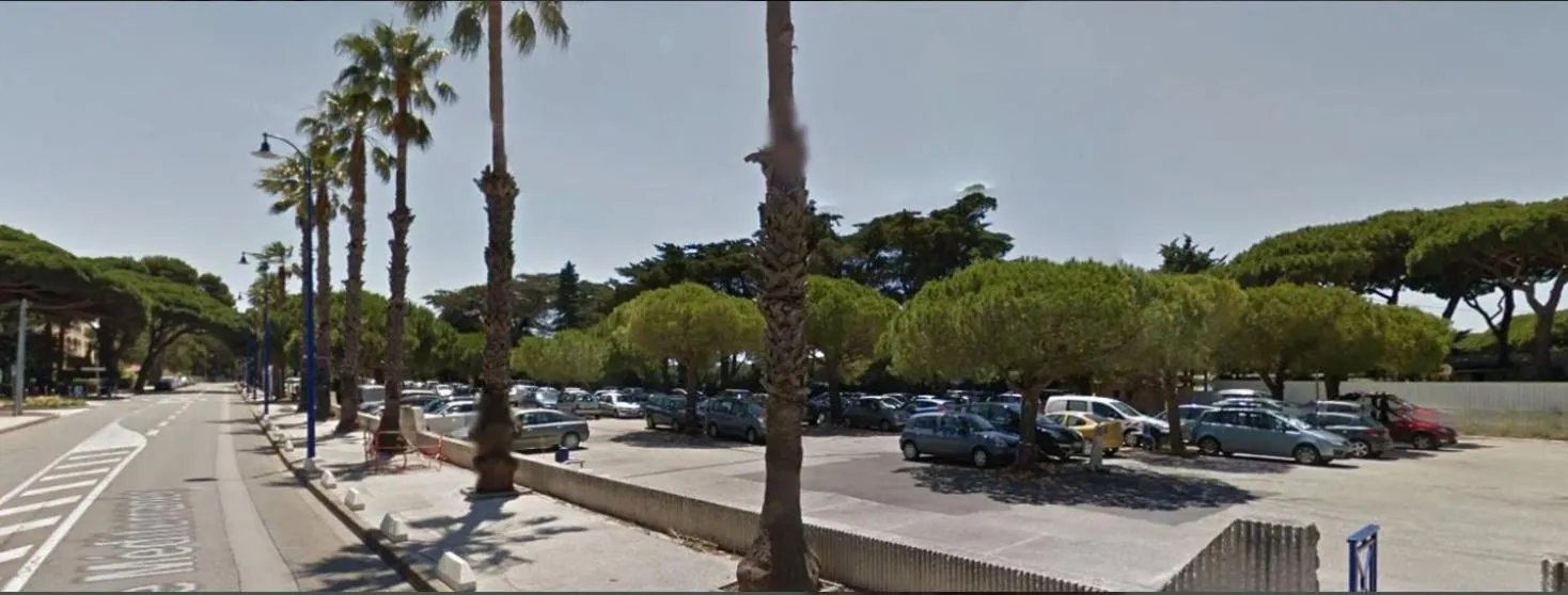 Parking in Hôtel Le Méditerranée